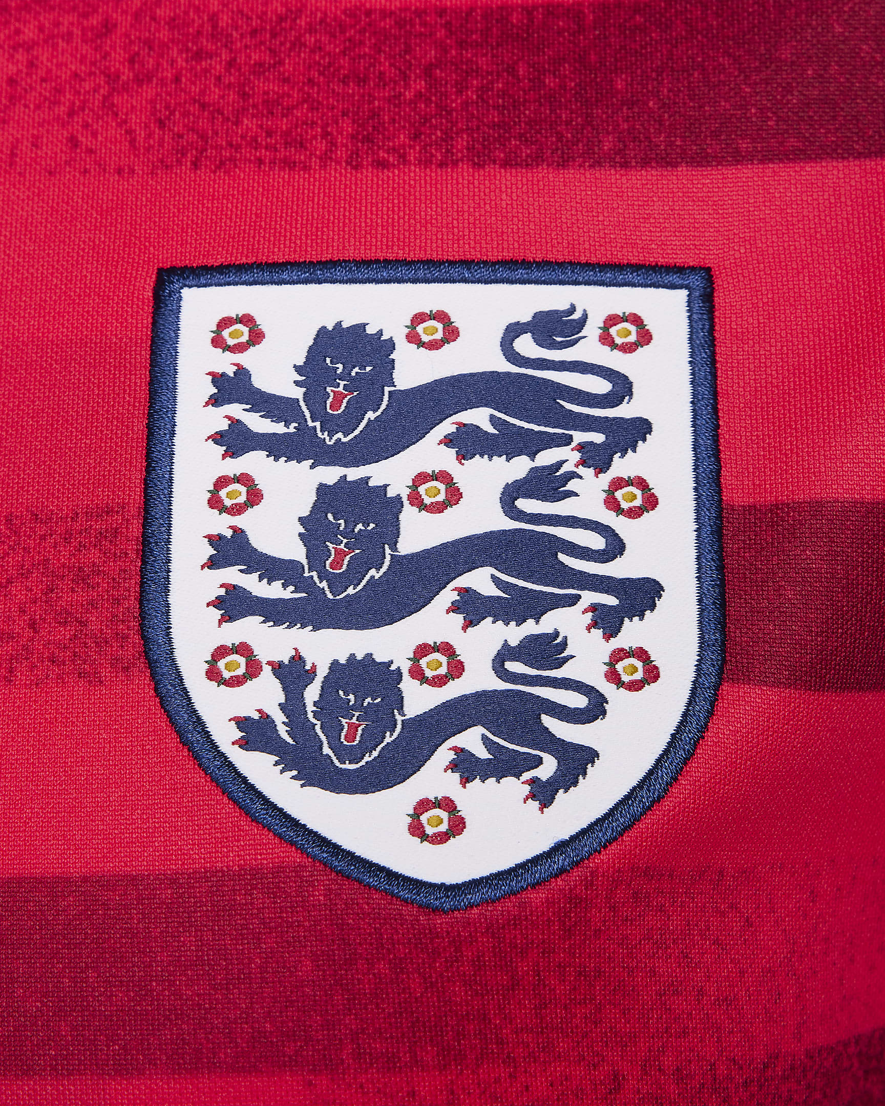 Haut de foot d'avant-match à manches courtes Nike Dri-FIT Angleterre Academy Pro pour femme - Siren Red/Blue Void/Blanc