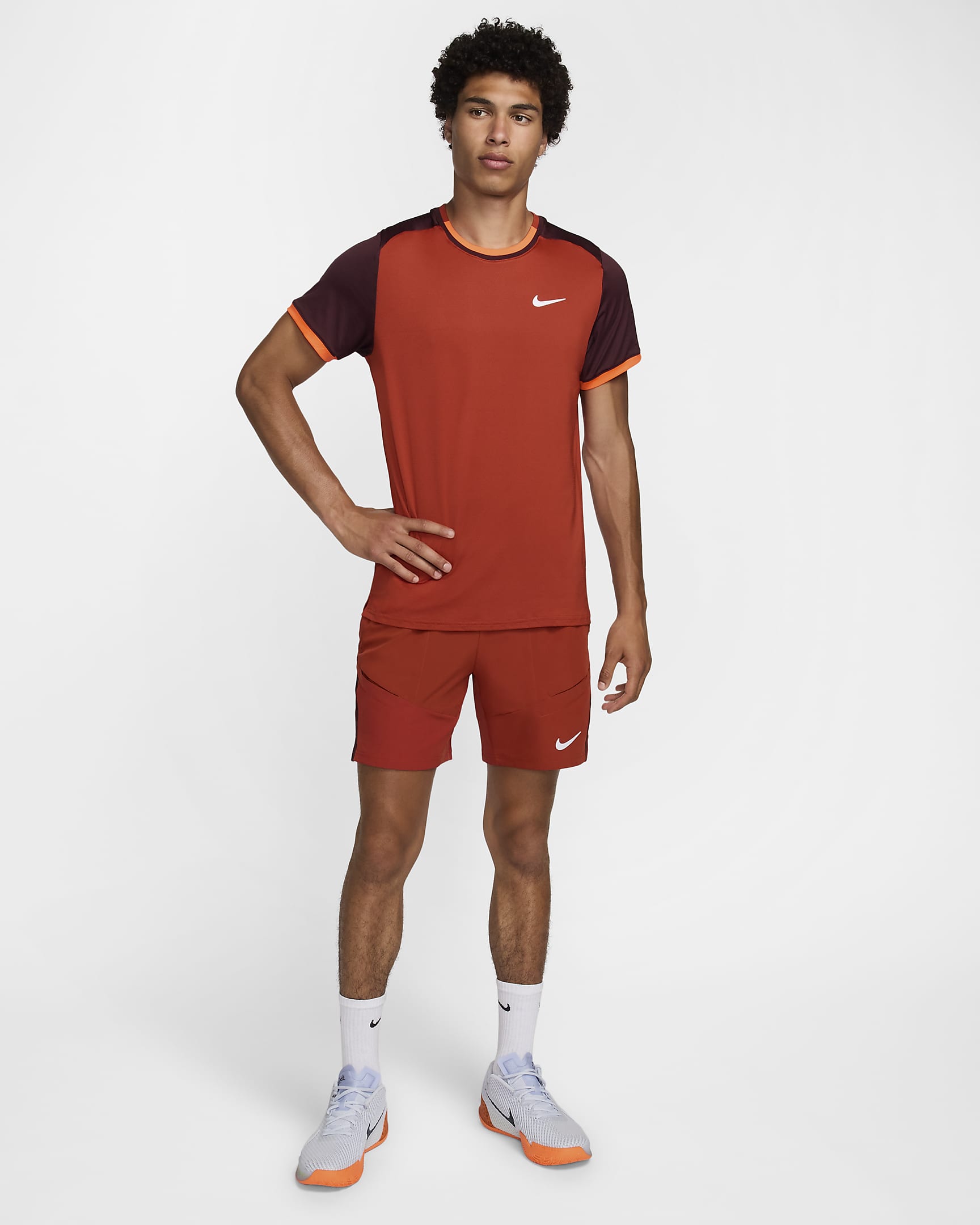 Playera de tenis Dri-FIT para hombre NikeCourt Advantage - Rojo dragón/Burdeos enérgico/Hipercarmesí/Blanco