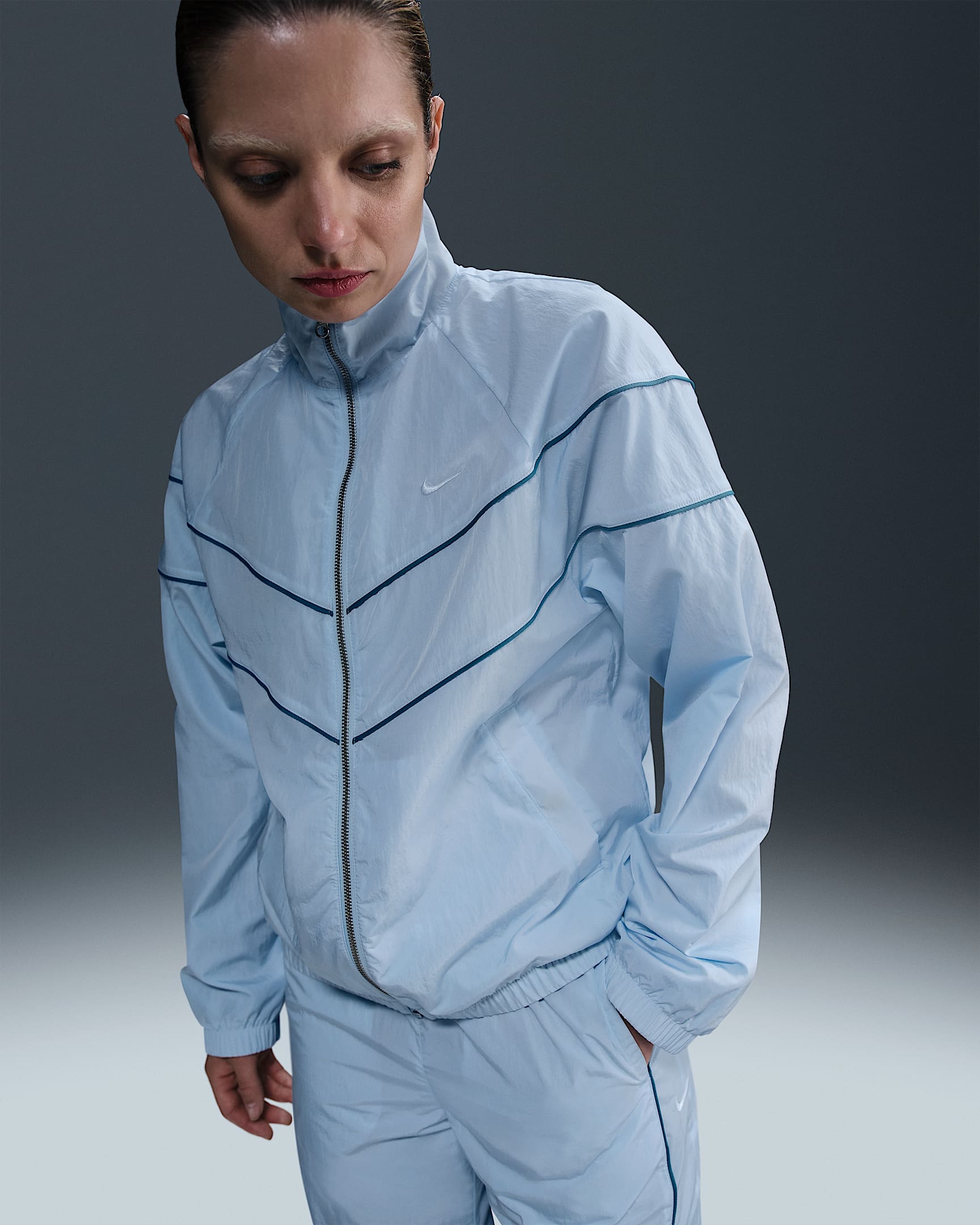 Chamarra de tejido Woven holgada de cierre completo con protección UV para mujer Nike Windrunner - Tinte azul/Azul humeante/Blanco