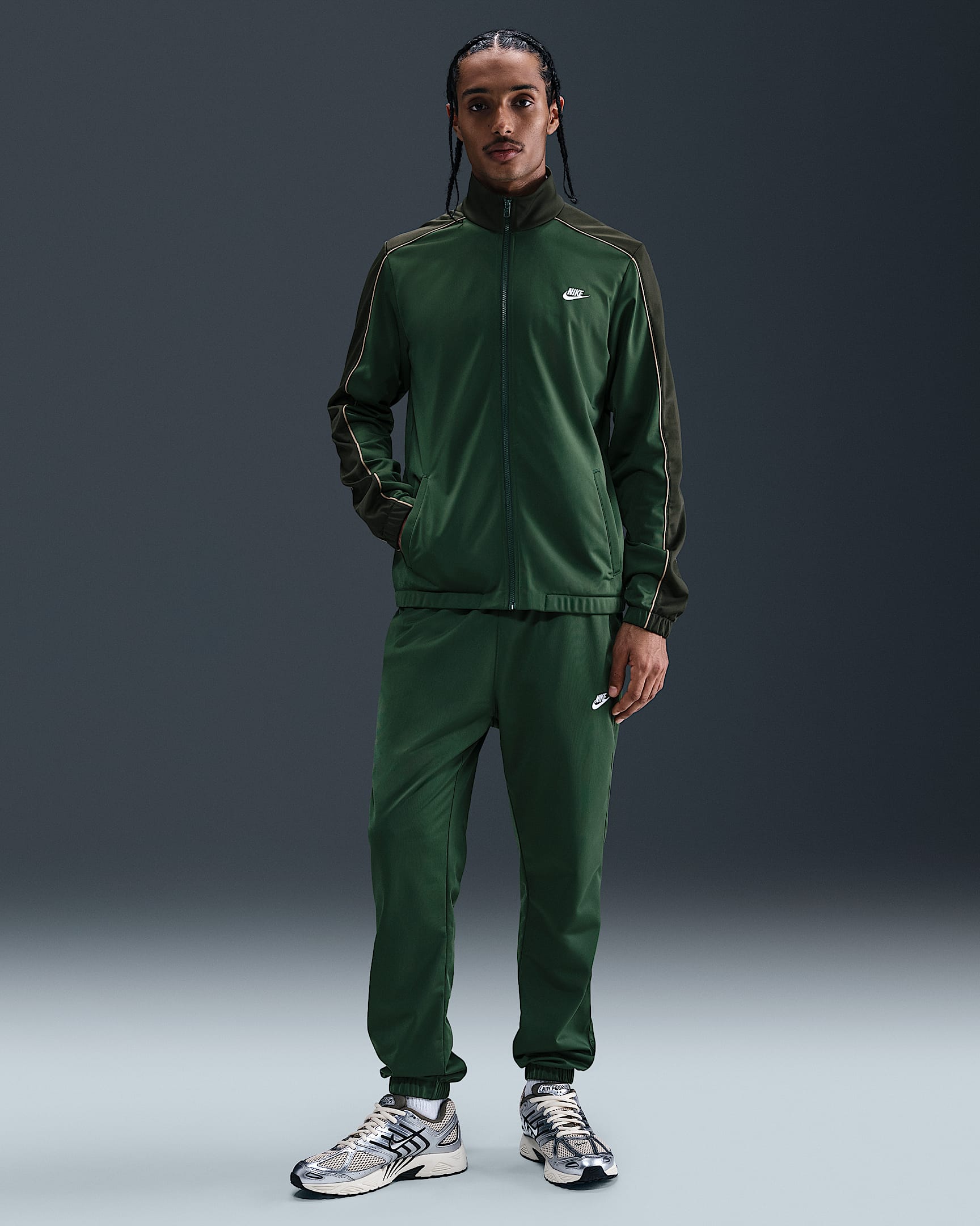 Conjunto deportivo de tejido Knit de poliéster para hombre Nike Sportswear Club - Abeto/Secuoya/Beige paracaídas/Blanco