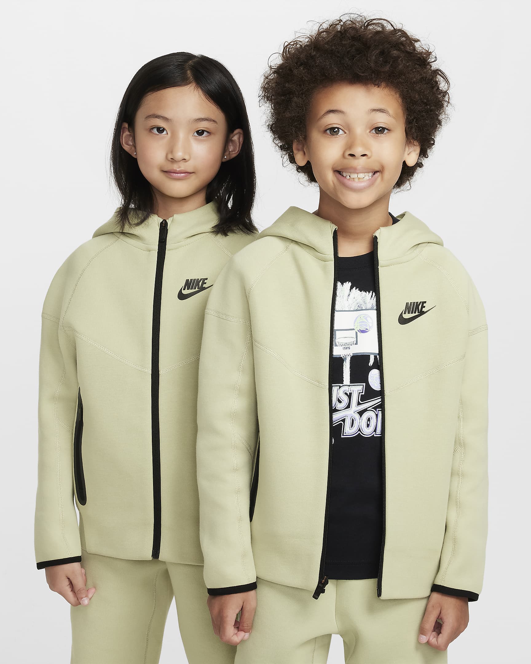 Nike Sportswear Tech Fleece Full-Zip Set 2-teiliges Hoodie-Set für jüngere Kinder - Olive Aura