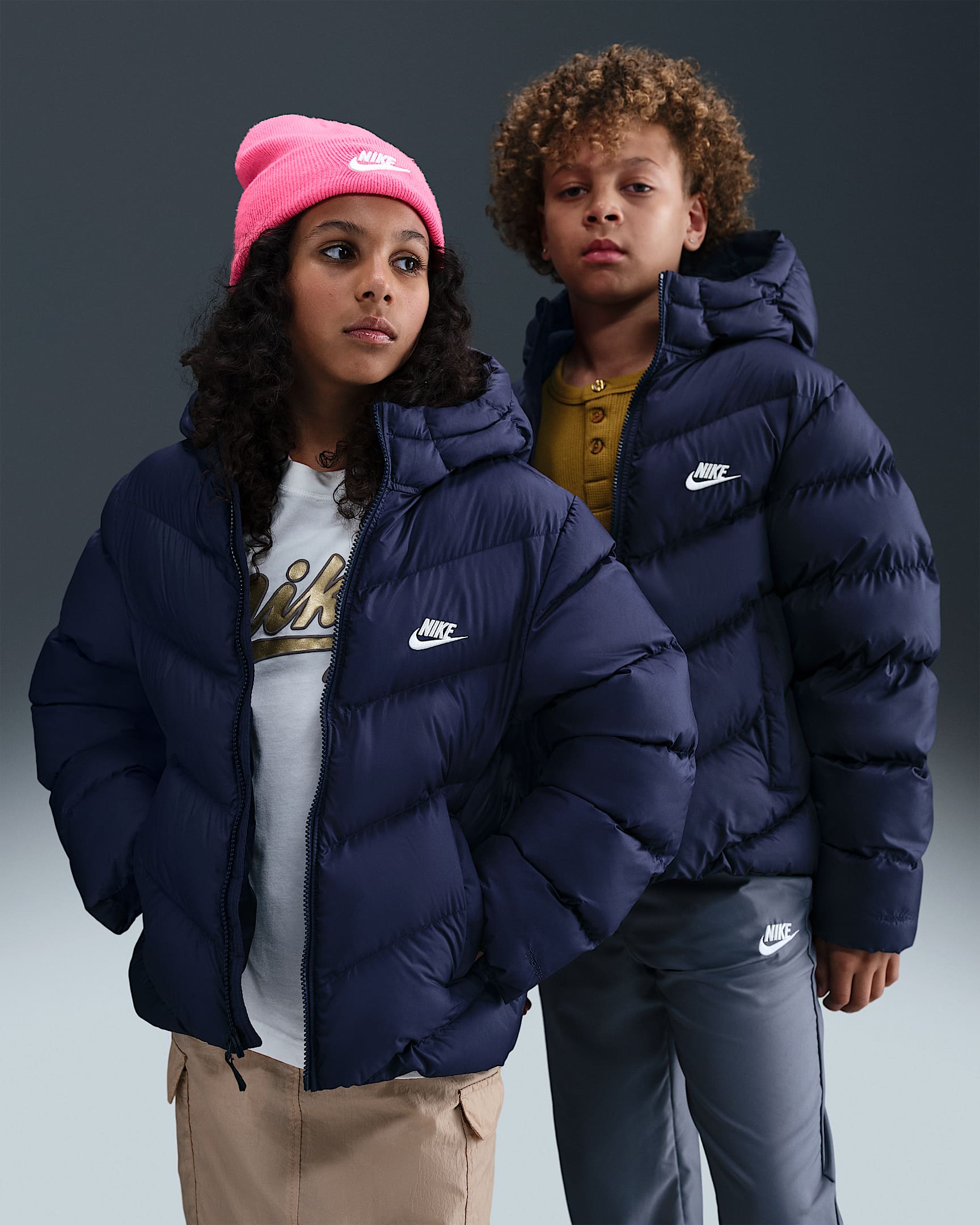 Nike Sportswear All Day Play Therma-FIT-Puffer-Jacke mit weiter Passform (ältere Kinder) - Midnight Navy/Weiß