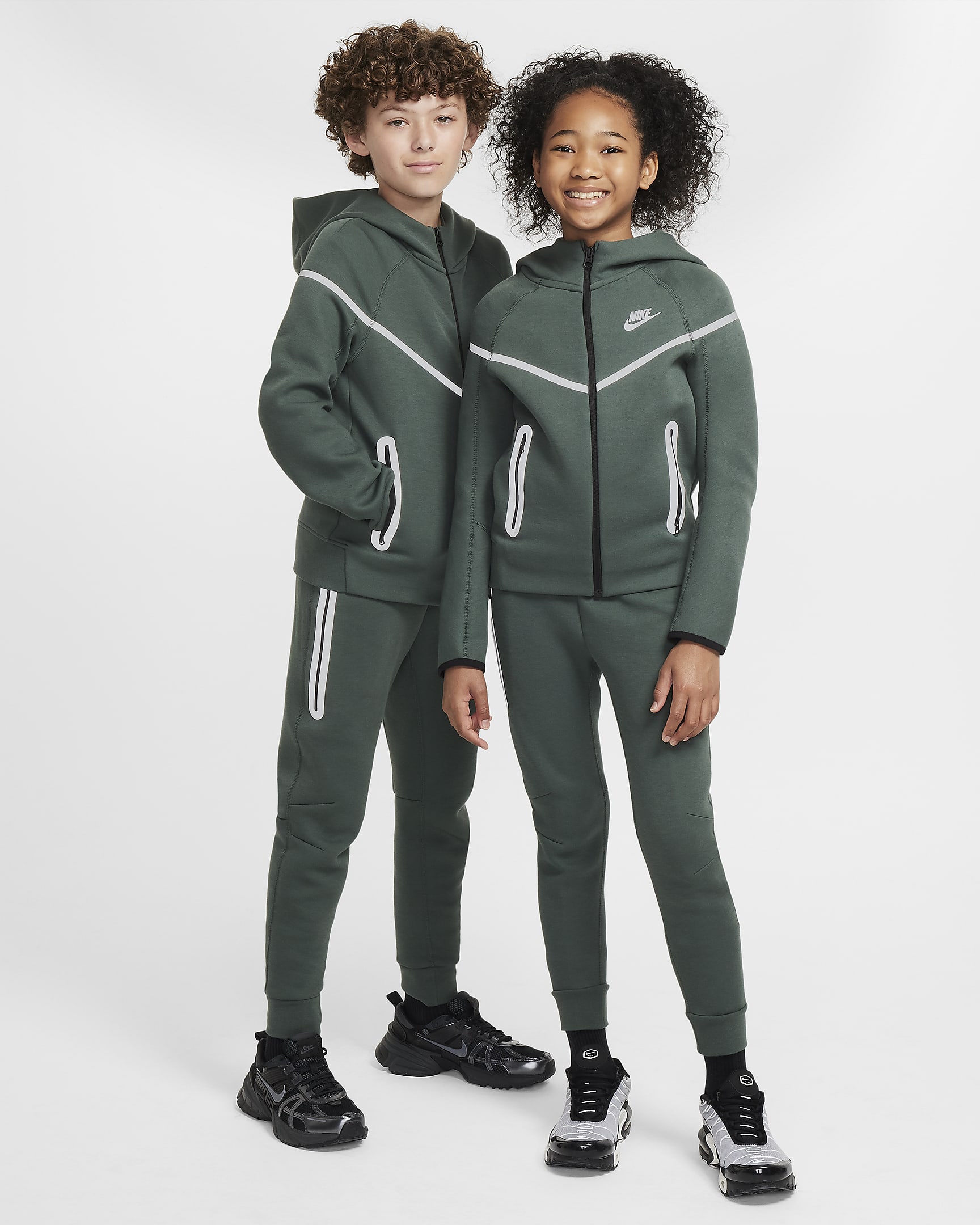 Nike Sportswear Tech Fleece reflektierende Kapuzenjacke (ältere Kinder, Jungen) - Vintage Green