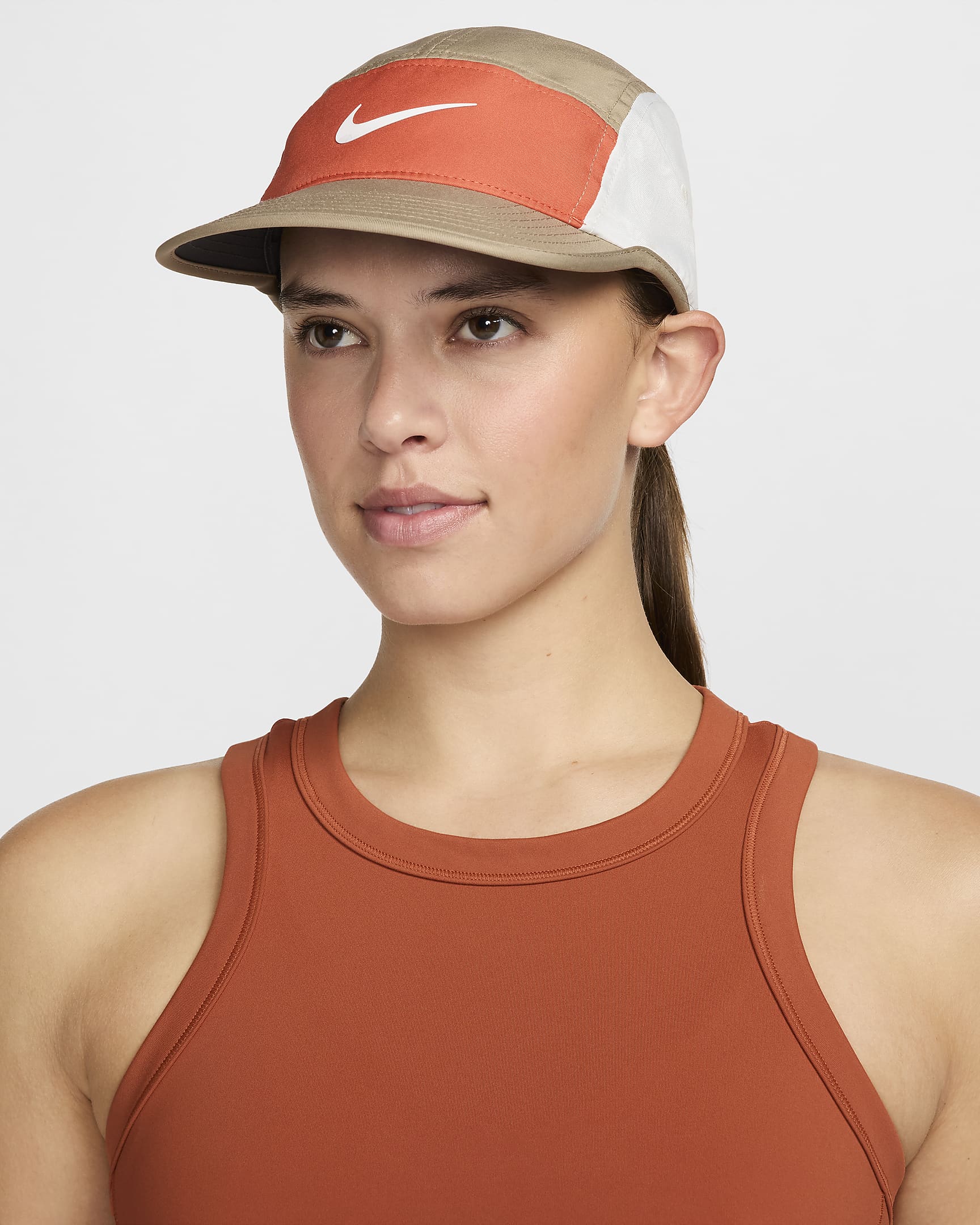 Nike Dri-FIT Fly Gorra sin estructura con logotipo Swoosh - Caqui/Vintage Coral/Summit White/Blanco