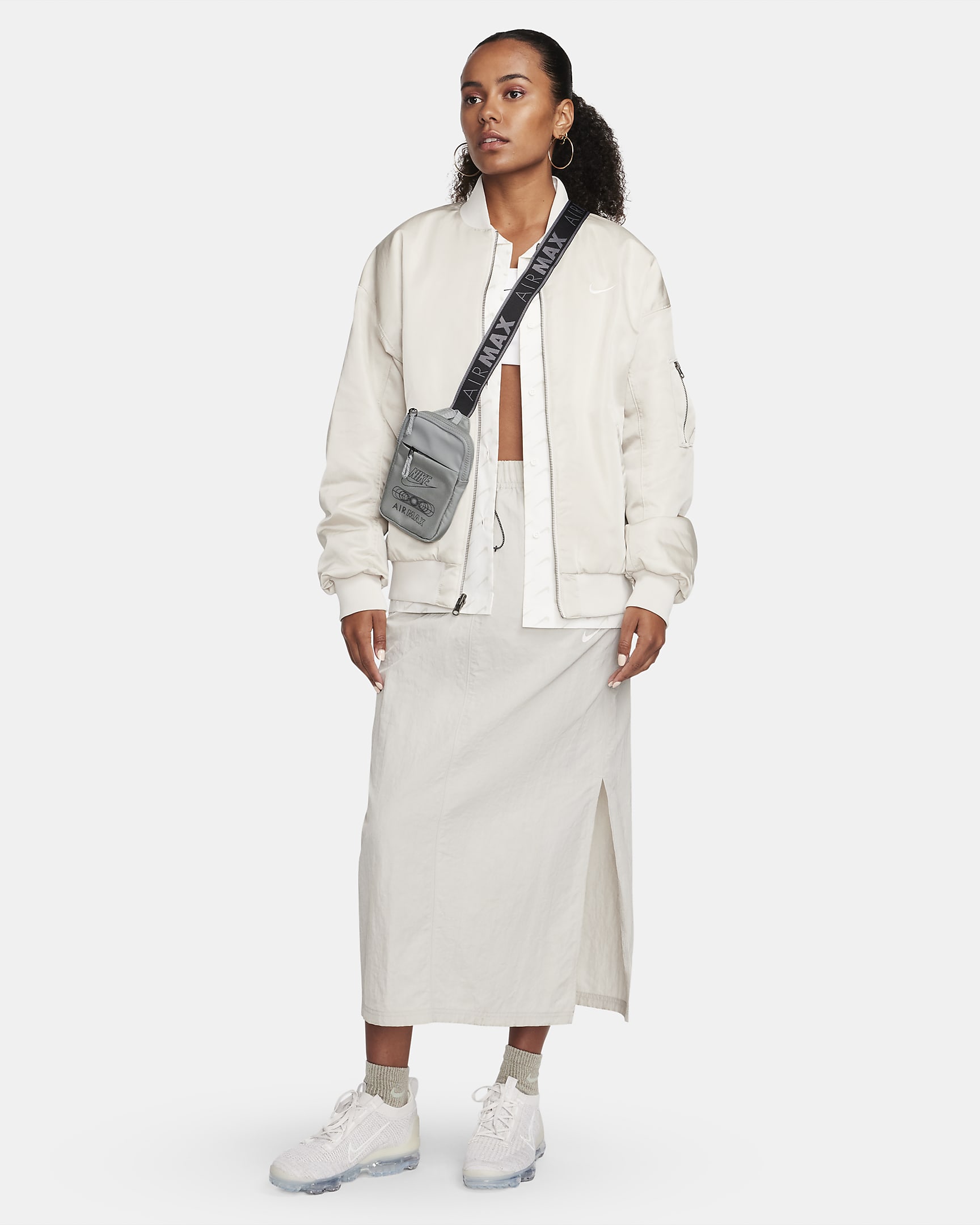Nike Sportswear Essentials CrossBody Bag (1L). Nike BE