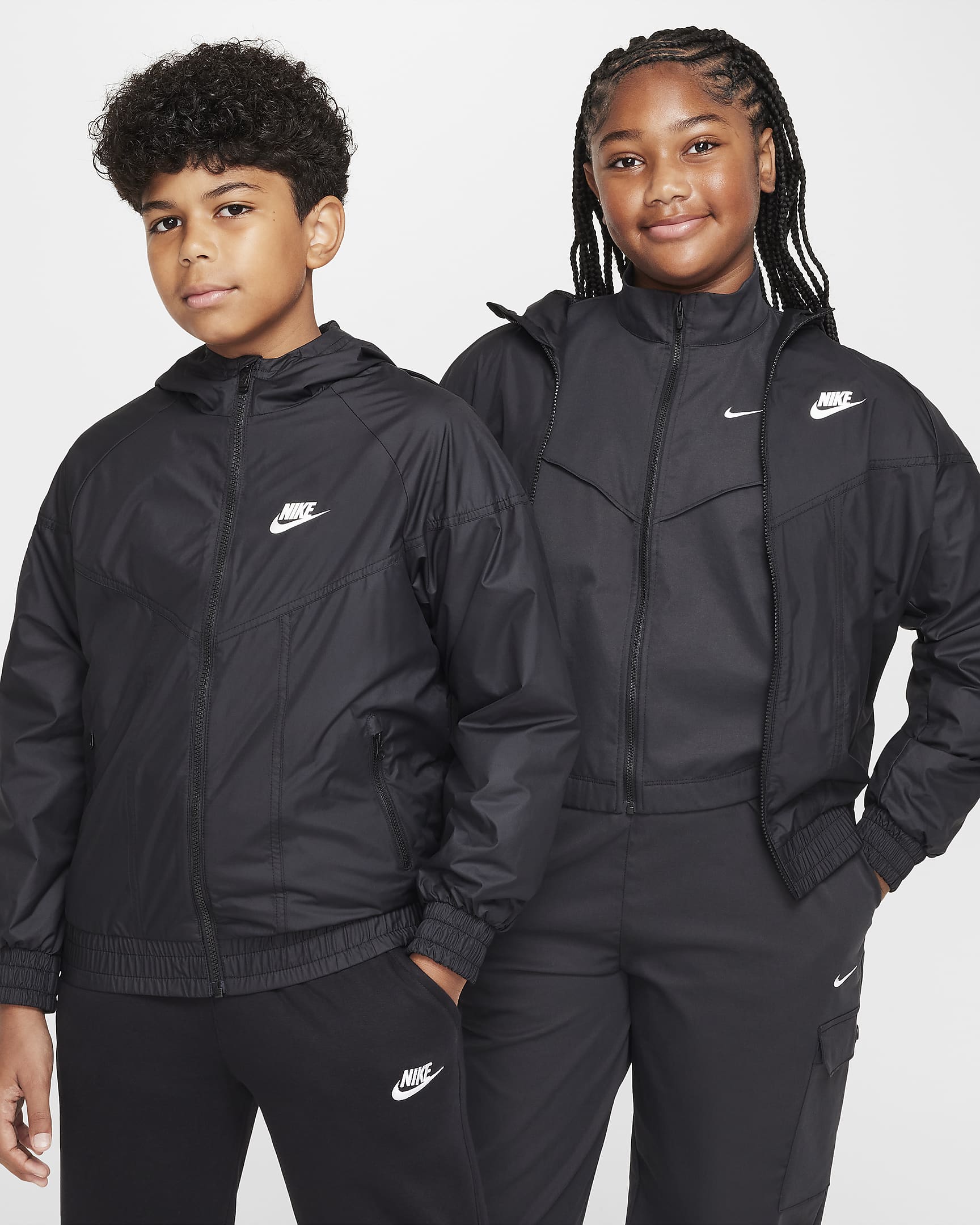 Chamarra Repel con gorro para niños talla grande (talla amplia) Nike Sportswear Windrunner - Negro/Negro/Negro/Blanco