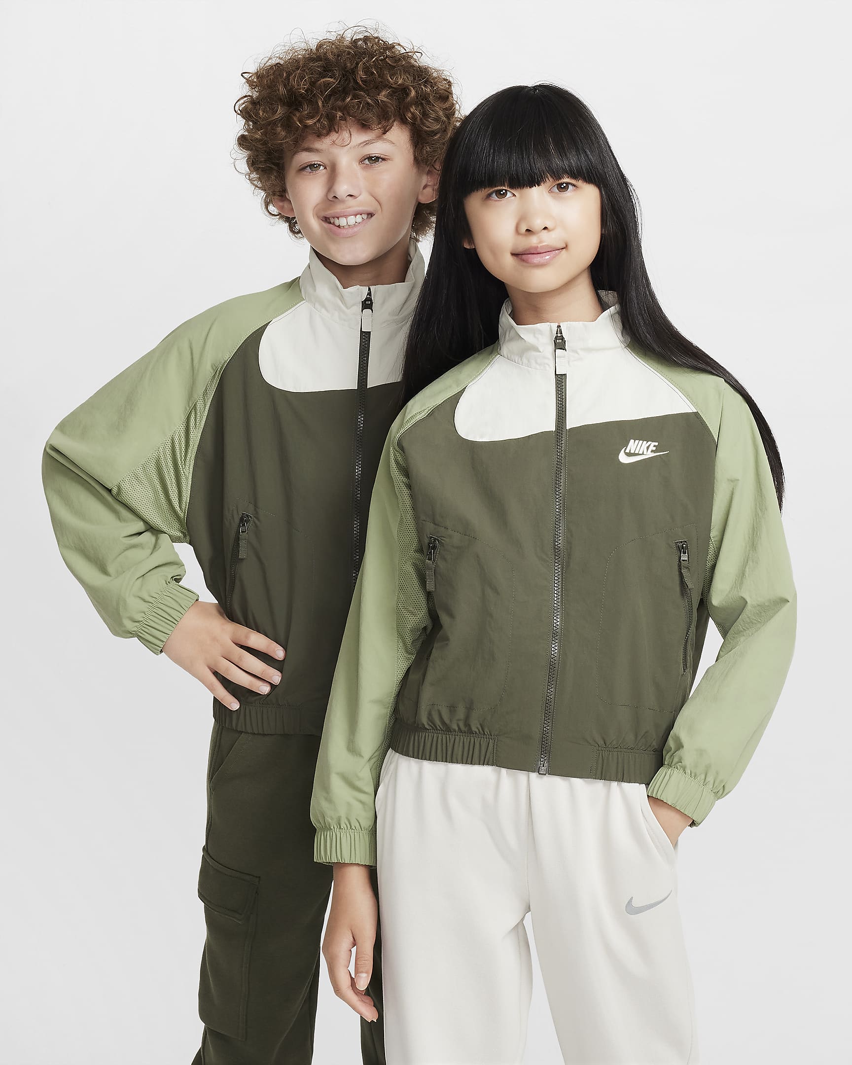 Nike Sportswear Amplify Older Kids' Woven Full-Zip Jacket - Cargo Khaki/Oil Green/Light Bone