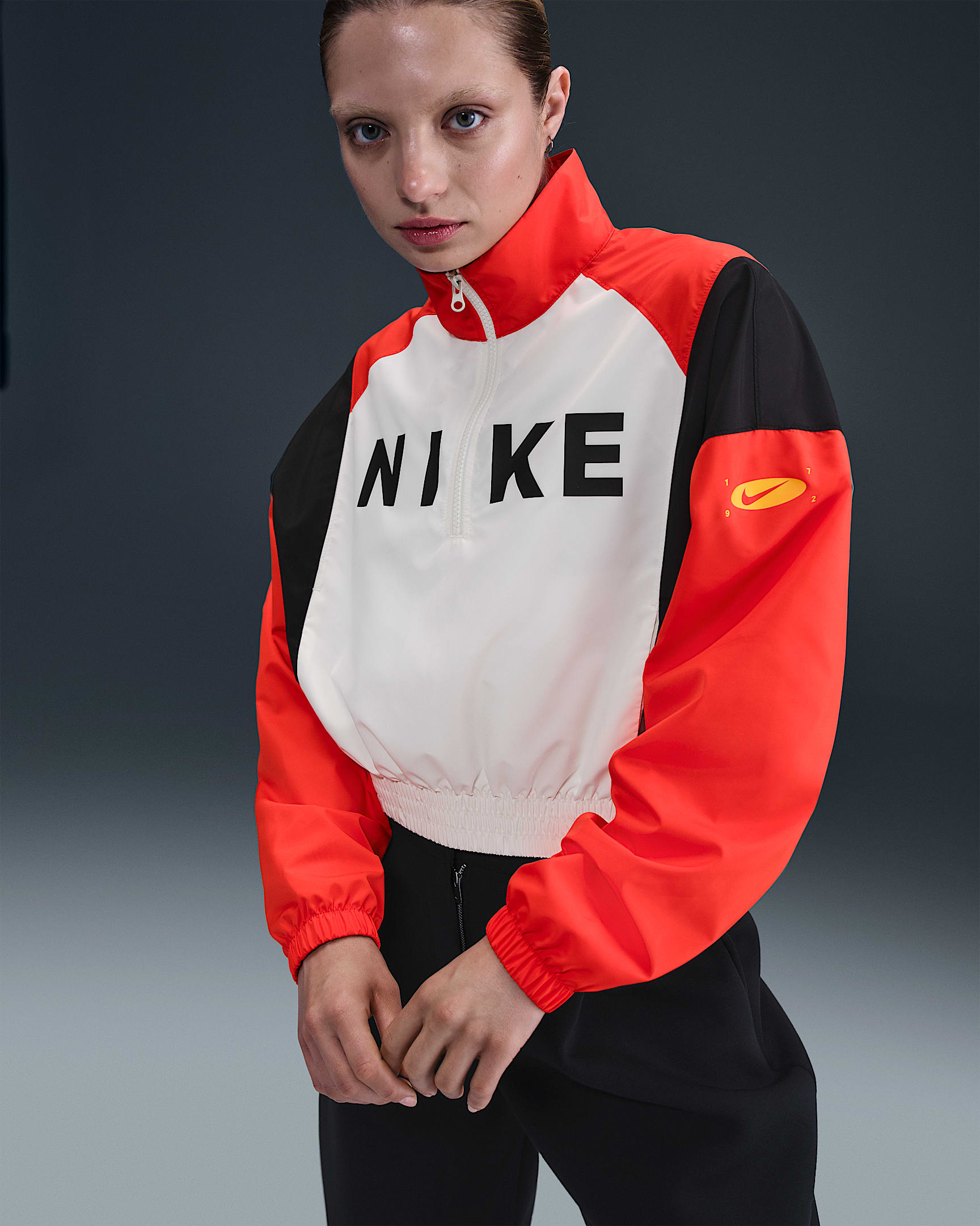 Veste tissée légère à 1/4 de zip Nike Sportswear pour femme - Sail/Picante Red/Noir