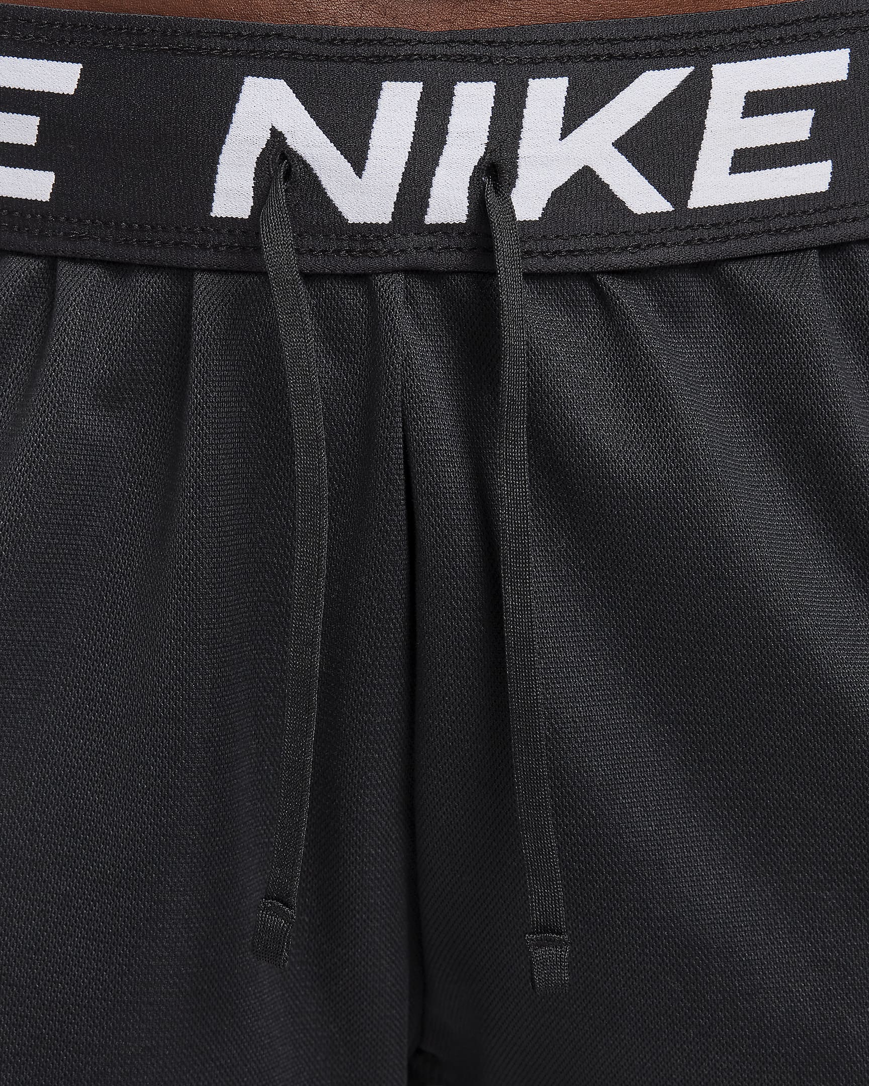 Nike Attack ufôret treningsshorts med Dri-FIT og mellomhøyt liv til dame (12,5 cm) - Svart/Svart/Hvit