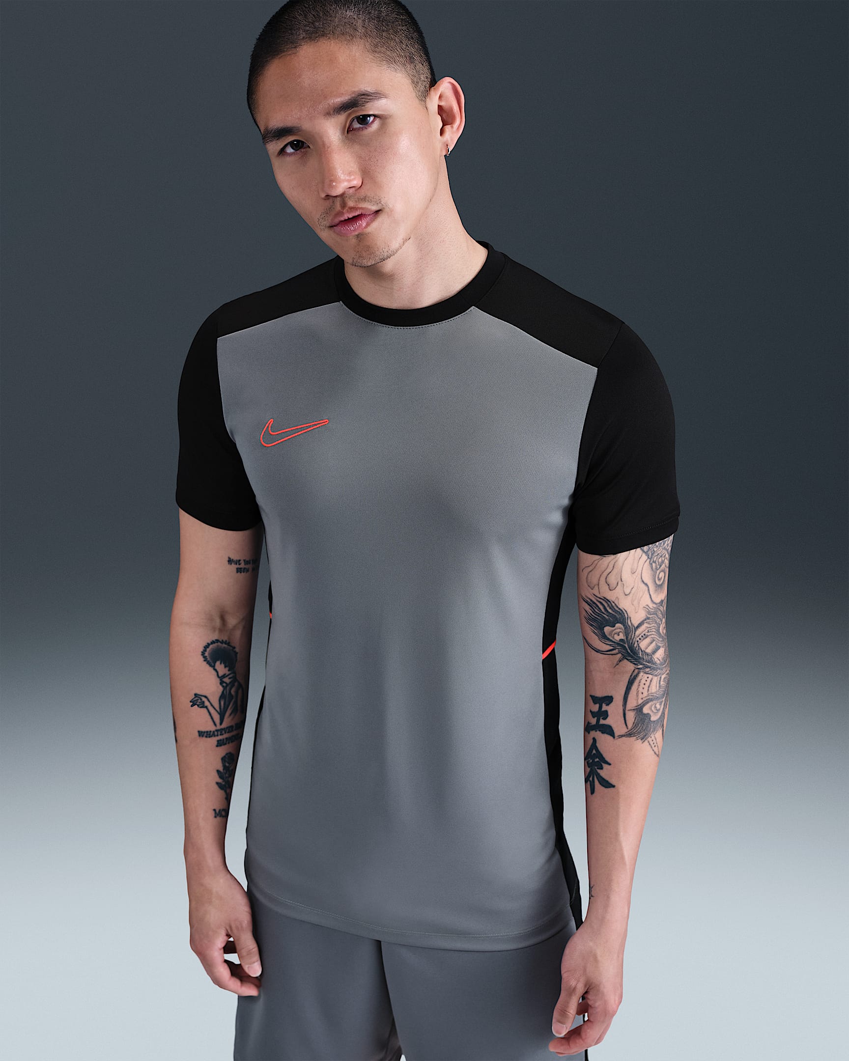 ナイキ アカデミー メンズ Dri-FIT ショートスリーブ サッカートップ - クールグレー/ブラック/ブライトクリムゾン/ブライトクリムゾン