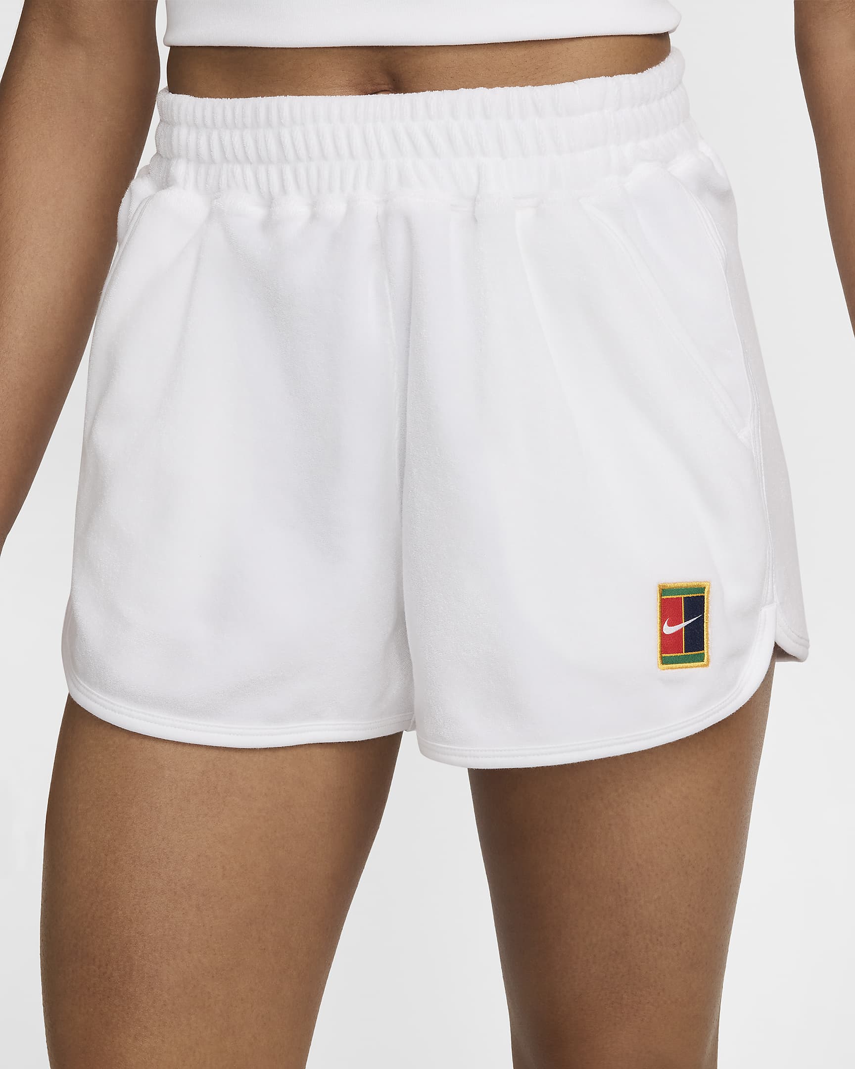 NikeCourt Heritage Tennis-Shorts aus French-Terry mit mittelhohem Bund (Damen) - Weiß/Weiß