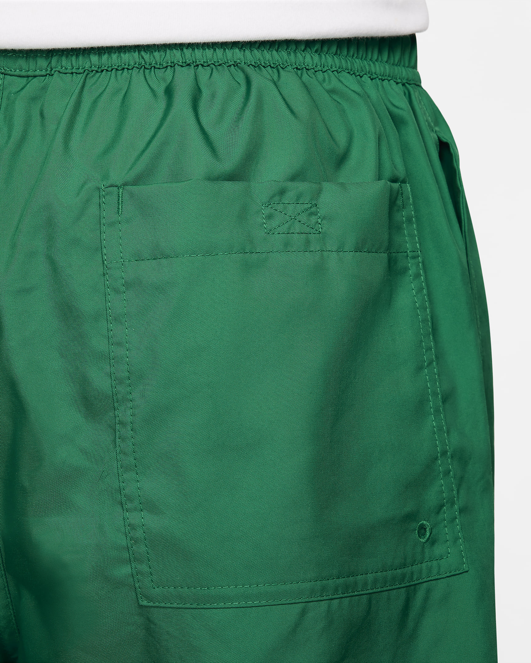 Nike Club Men's Woven Flow Shorts - Malachite/White