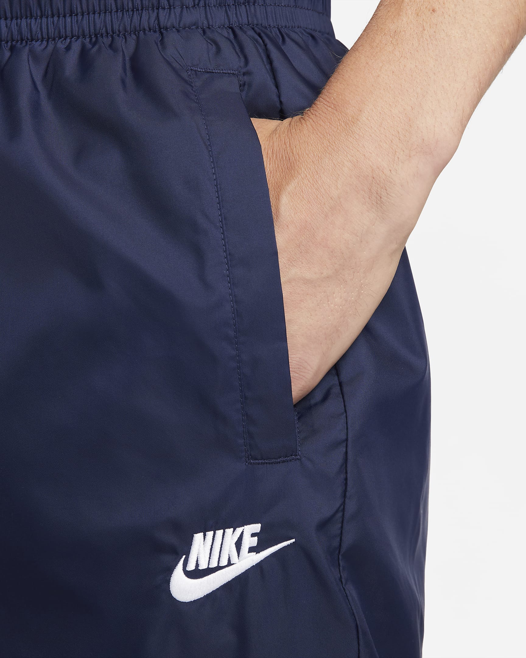 Nike Sportswear Club Herren-Trainingsanzug aus Webmaterial mit Futter - Midnight Navy/Weiß