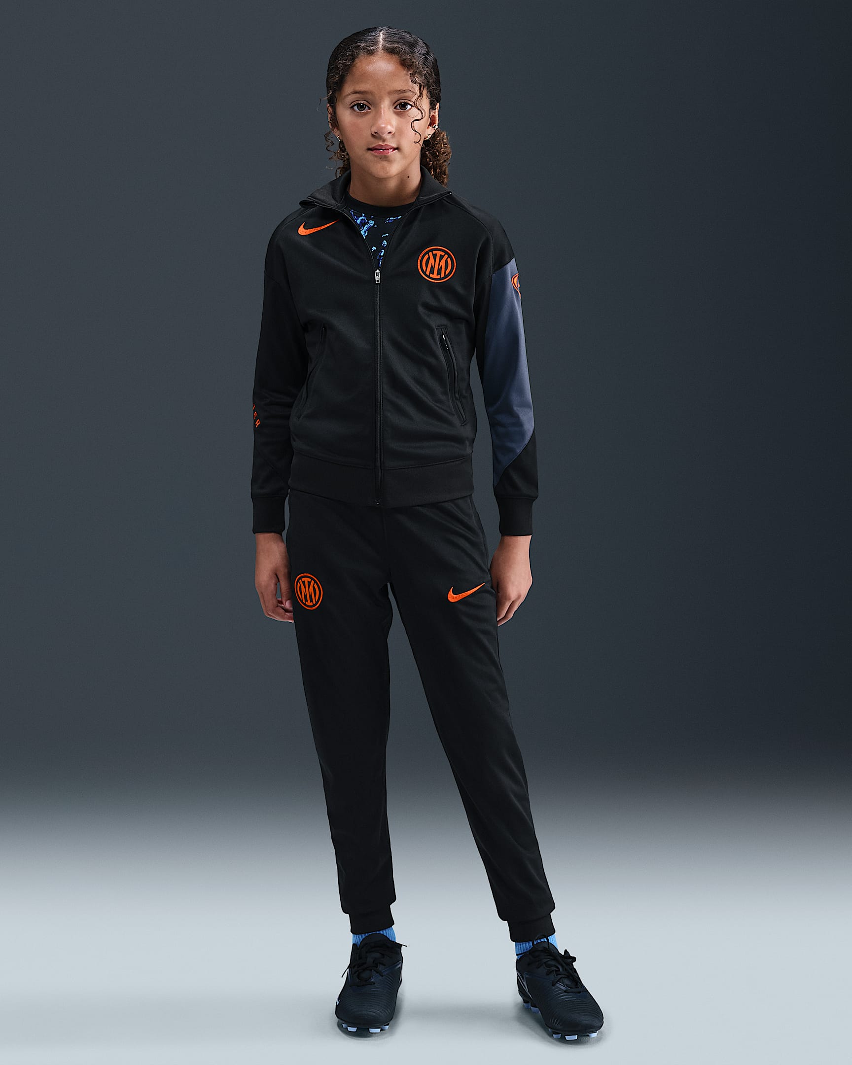 Inter Mailand Strike Third Nike Dri-FIT Total 90 Fußball-Trainingsanzug aus Strickmaterial (ältere Kinder) - Schwarz/Schwarz/Thunder Blue/Safety Orange