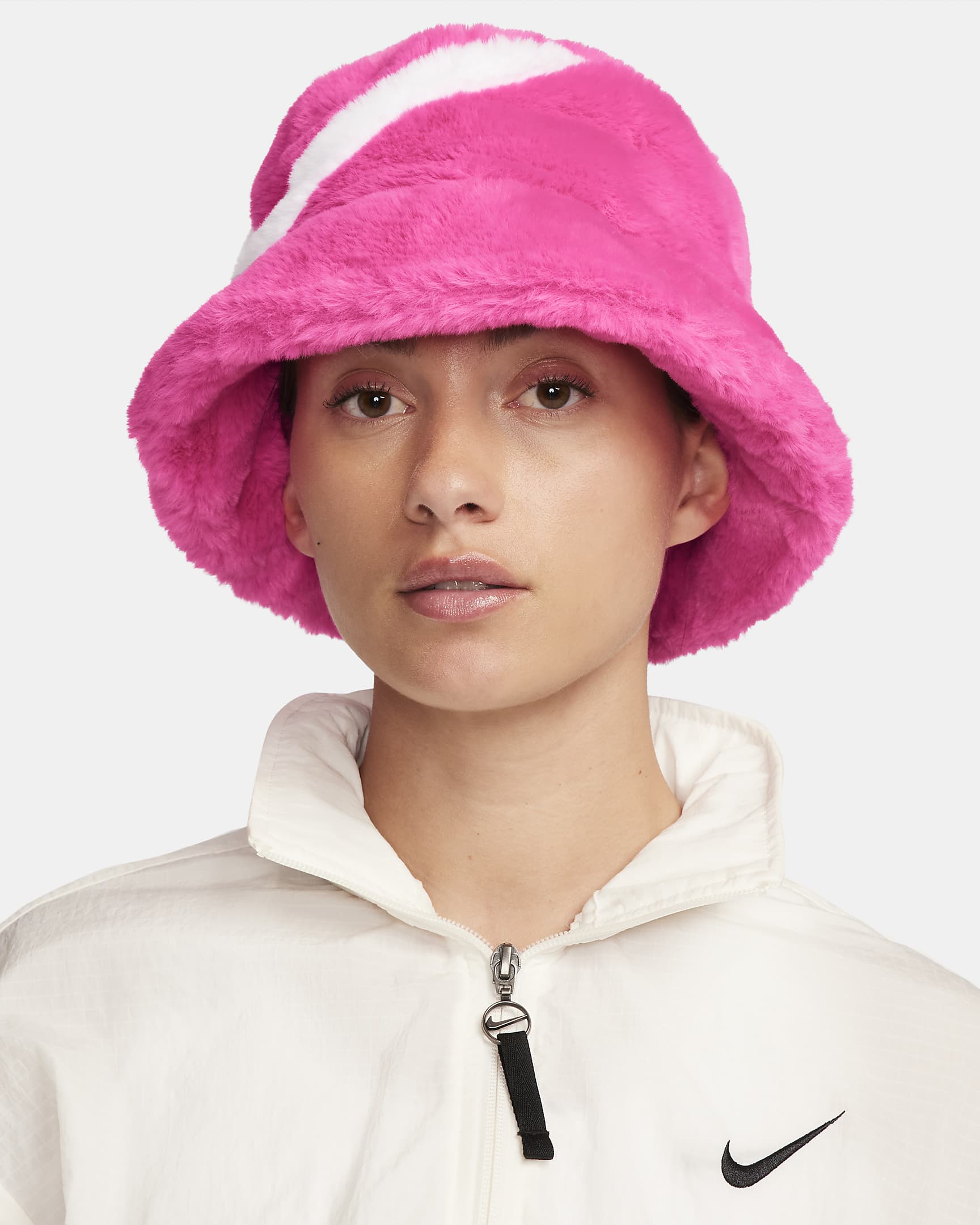 Nike Apex Swoosh-bøttehatt i fuskepels - Laser Fuchsia/Hvit