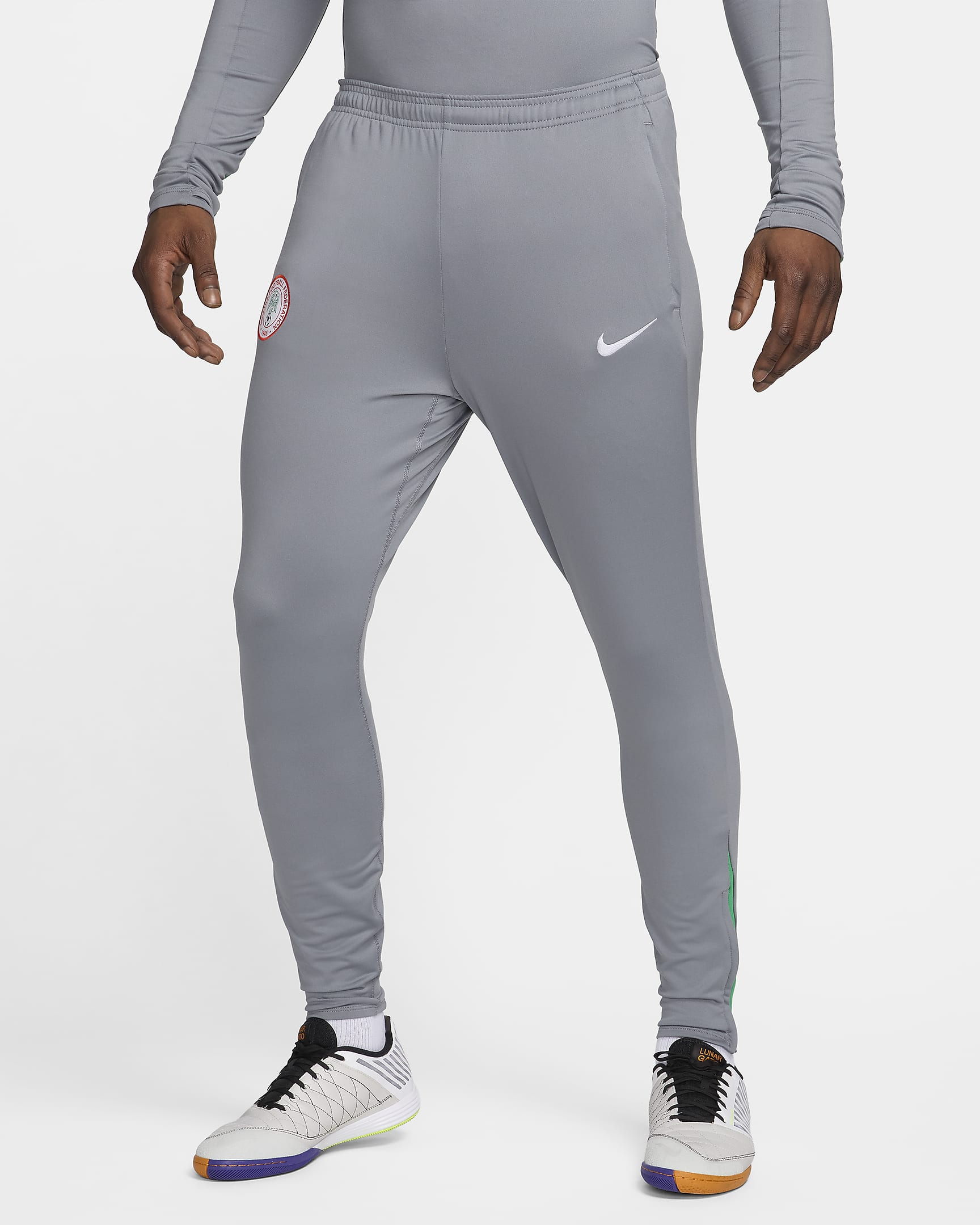 Pantaloni da calcio in maglia Nike Dri-FIT Nigeria Strike – Uomo - Cool Grey/Lucky Green/Bianco