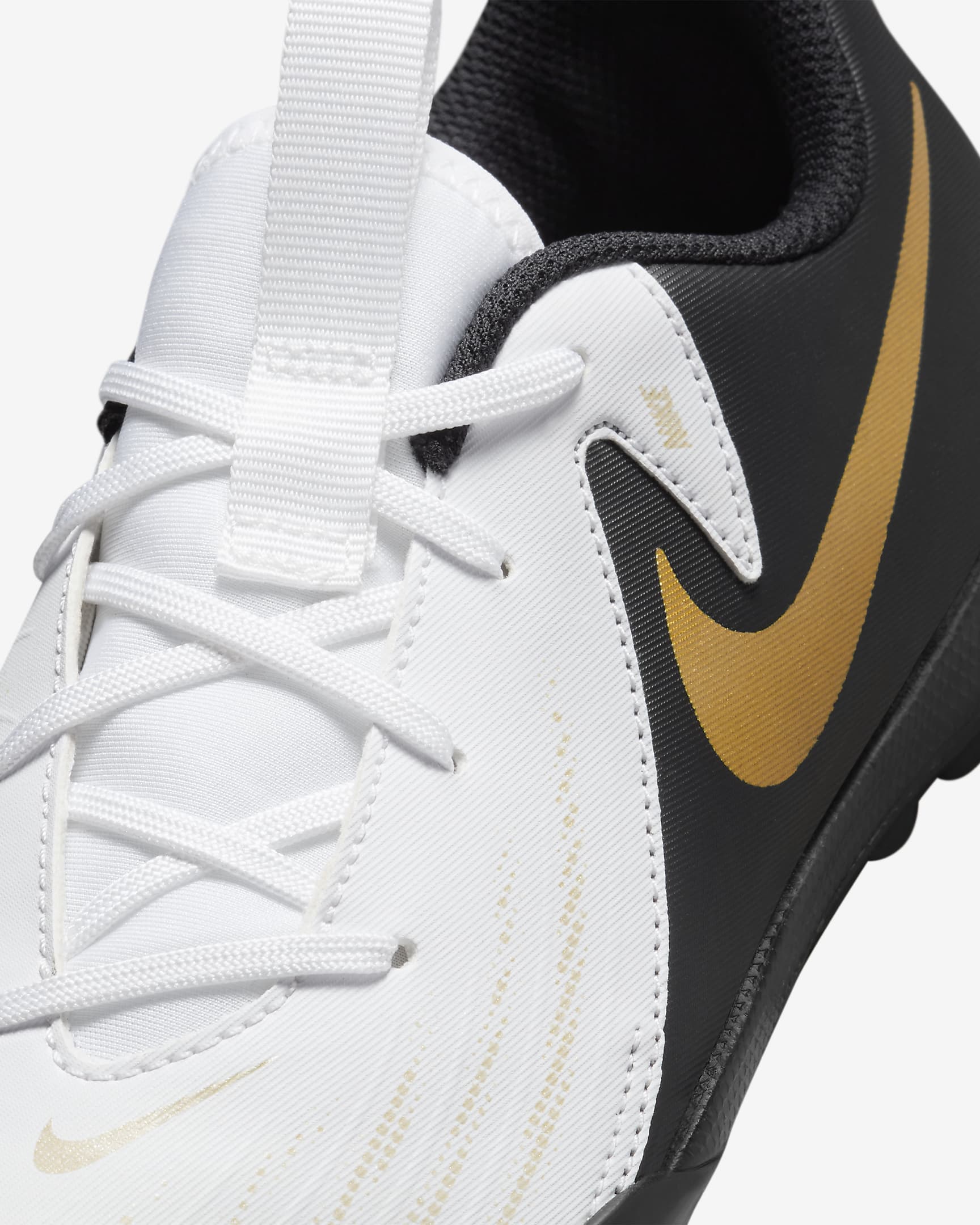 Nike Jr. Phantom GX 2 Academy TF fotballsko til små/store barn - Hvit/Metallic Gold Coin/Svart