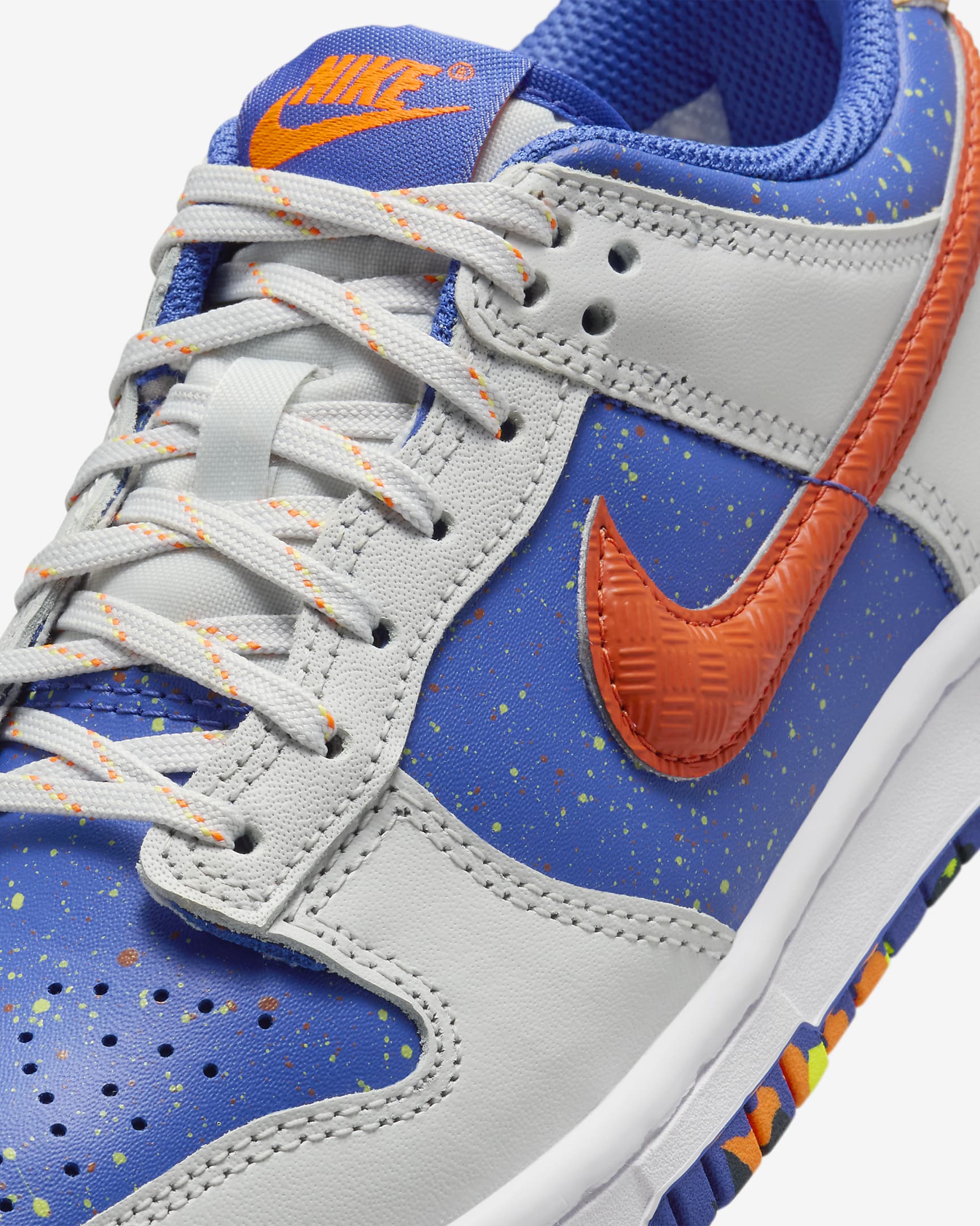 Tenis para niños grandes Nike Dunk Low - Polvo fotón/Azul astronómico/Volt/Naranja total