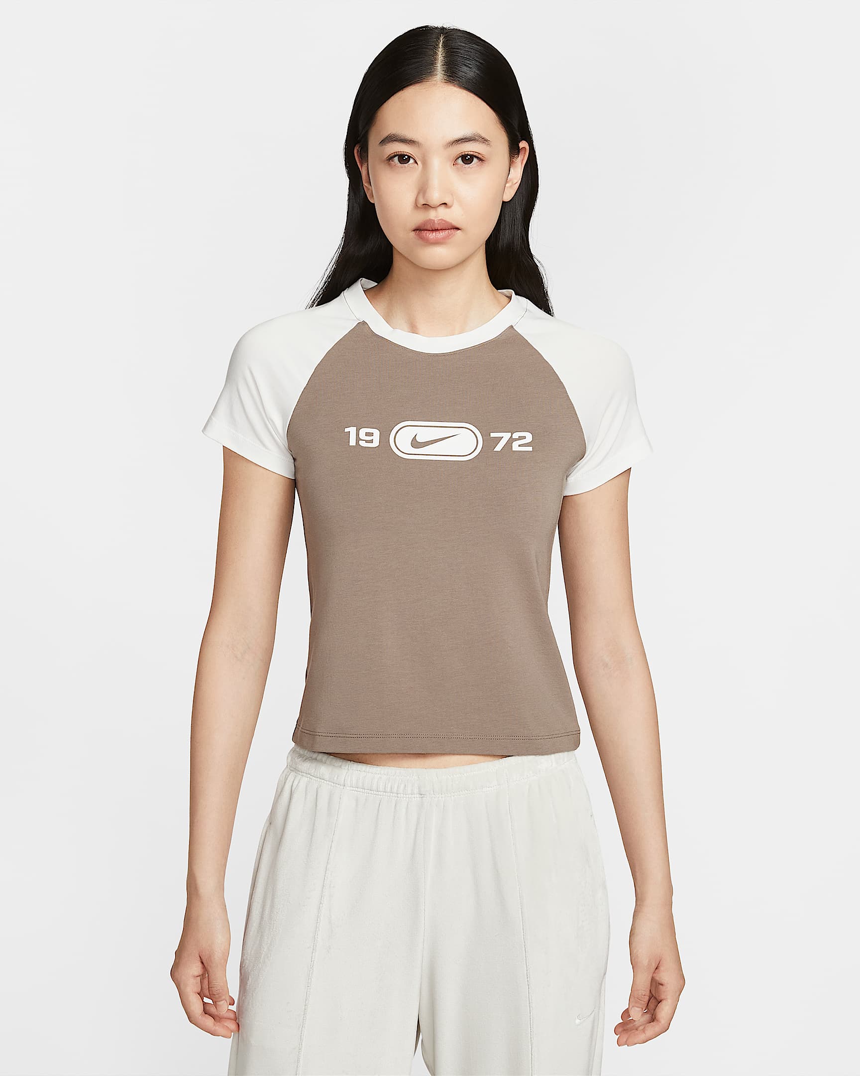 ナイキ スポーツウェア チル ニット ウィメンズ スリム グラフィック Tシャツ - セイル/ミンクブラウン