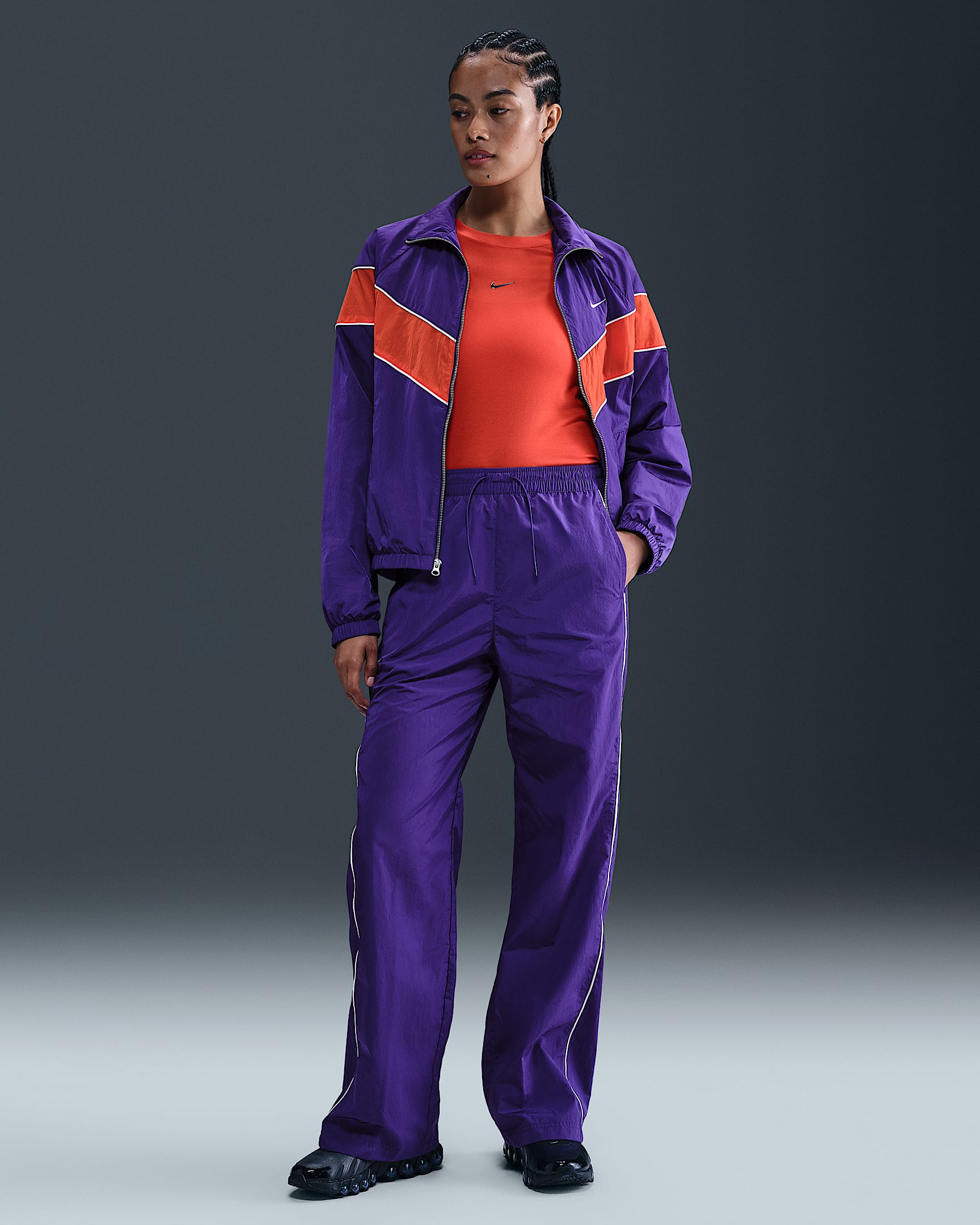 Pantaloni in tessuto a vita alta con bordo aperto Nike Windrunner – Donna - Court Purple/Sail/Sail