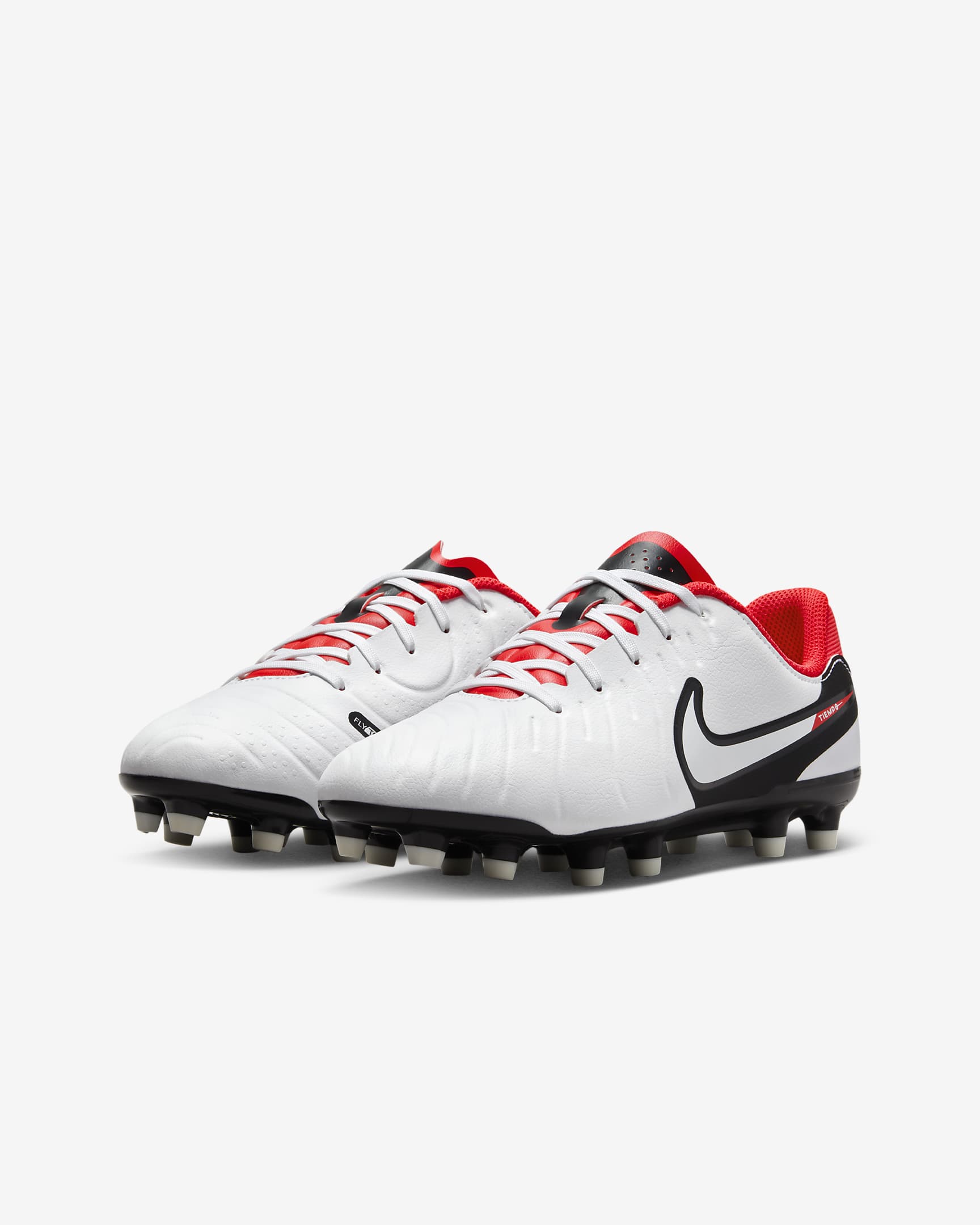 Tacos de fútbol de corte low para terrenos múltiples para niños de preescolar y grandes Nike Jr. Tiempo Legend 10 Academy - Blanco/Carmesí brillante/Negro