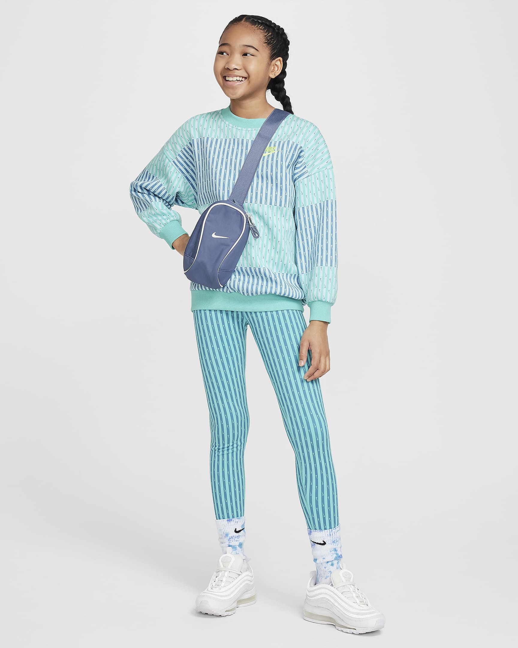 Nike Sportswear Club Fleece Older Kids' (Girls') Oversized Sweatshirt - Green Frost/Green Frost/Volt