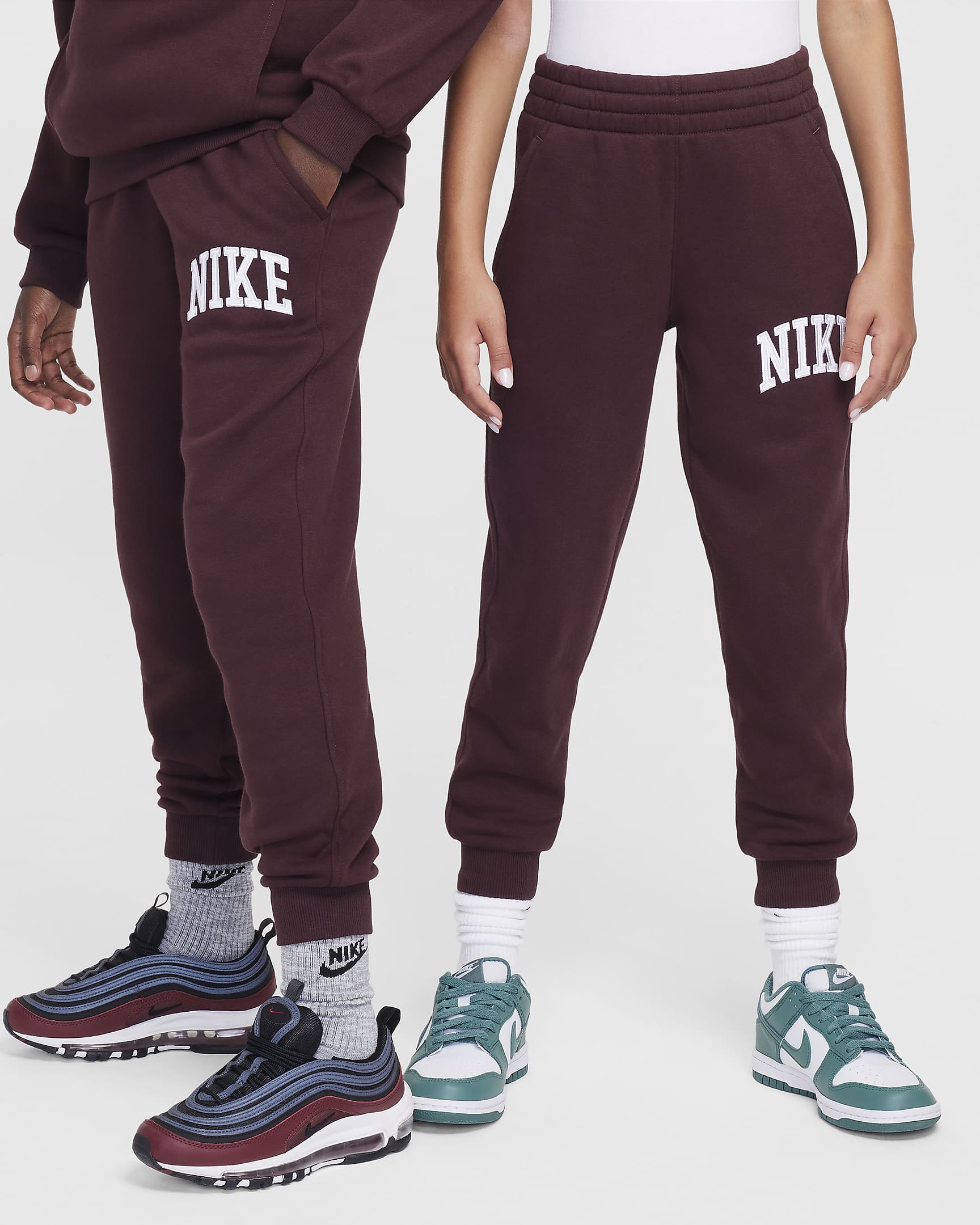 กางเกงจ๊อกกิ้งเด็กโต Nike Sportswear Club Fleece - Burgundy Crush/ขาว