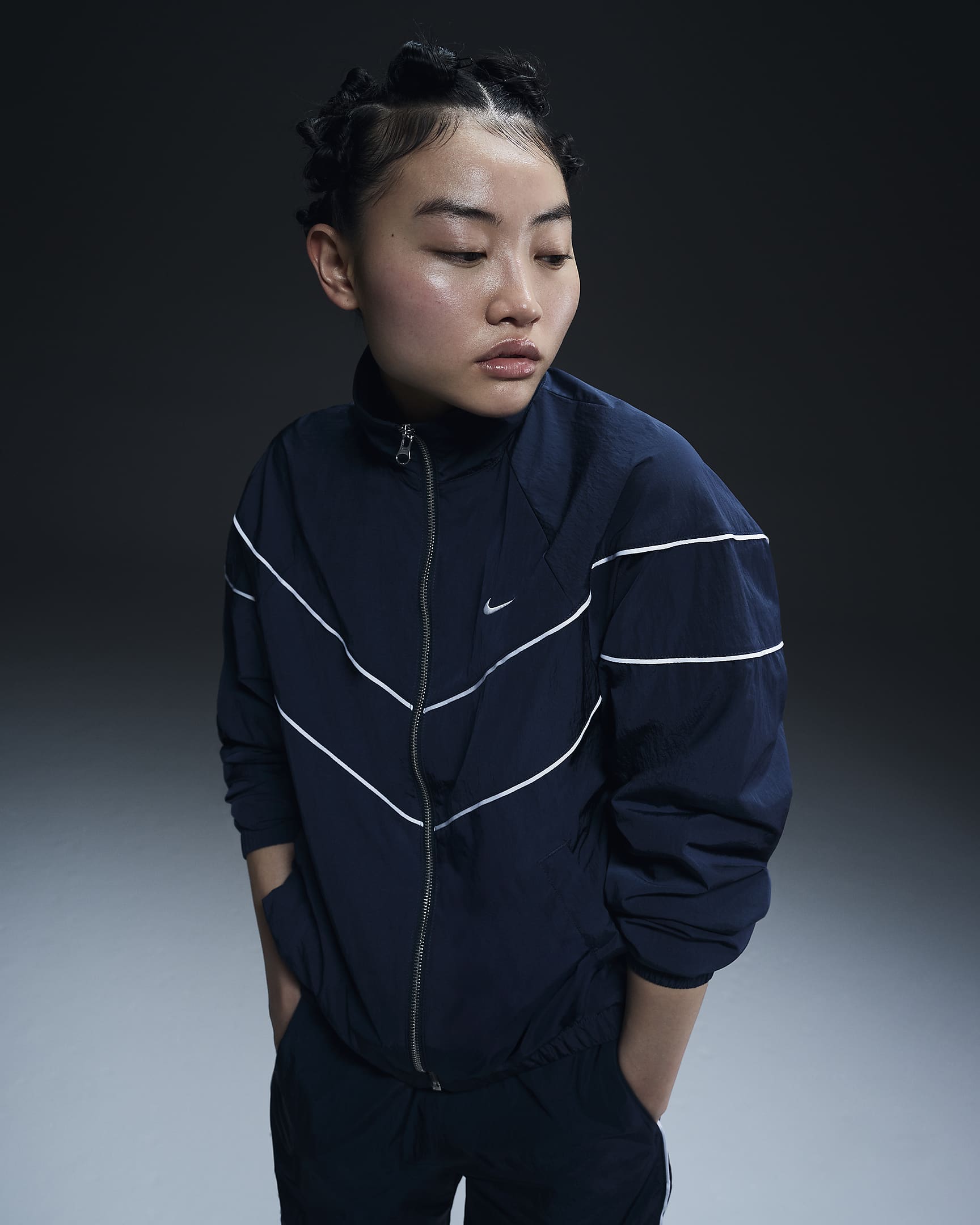 Nike Windrunner lockere UV-Webjacke mit durchgehendem Reißverschluss (Damen) - Armory Navy/Weiß