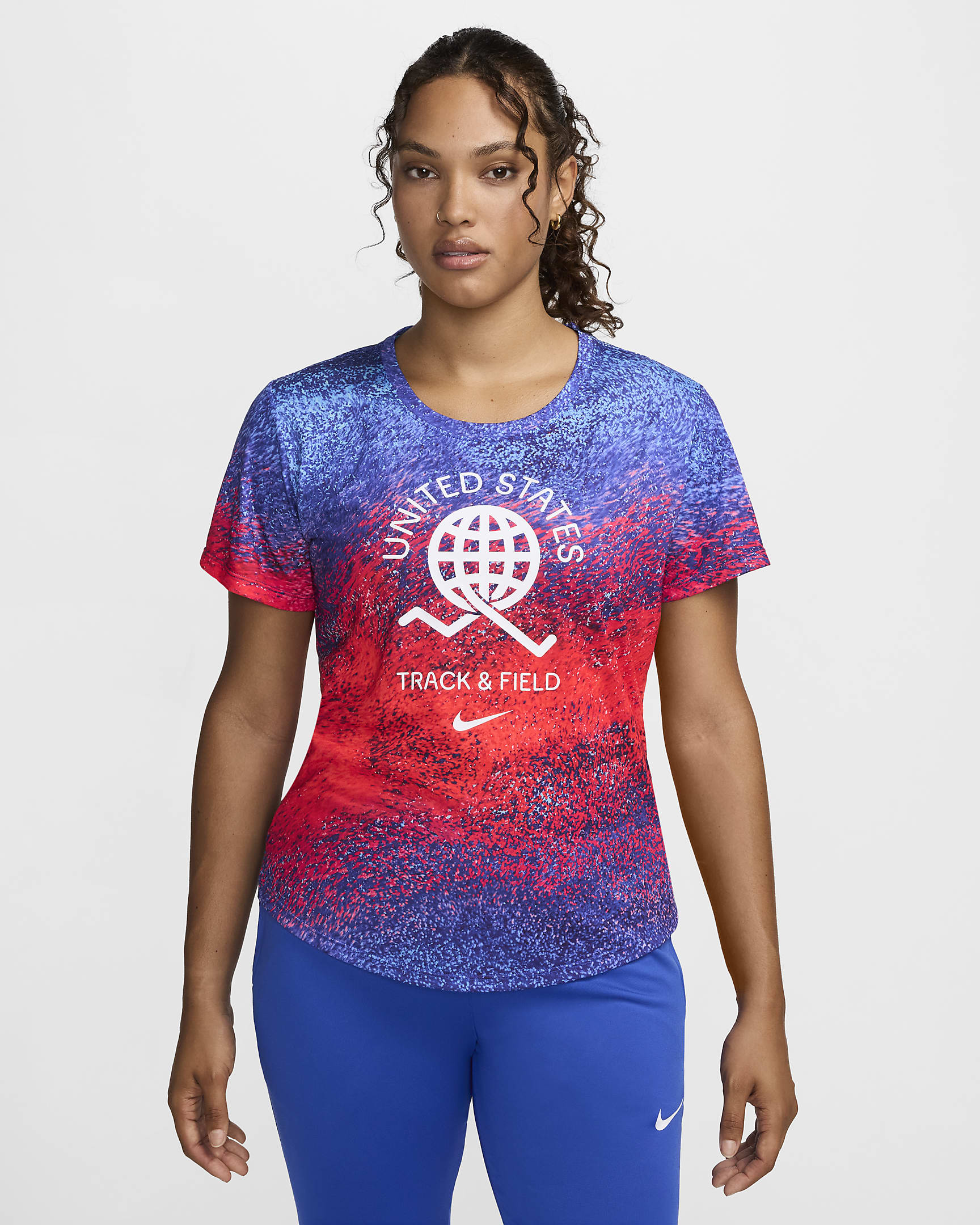 Playera de manga corta de correr Nike Dri-FIT para mujer USA One - Carmesí brillante/Azul eléctrico/Azul báltico/Blanco