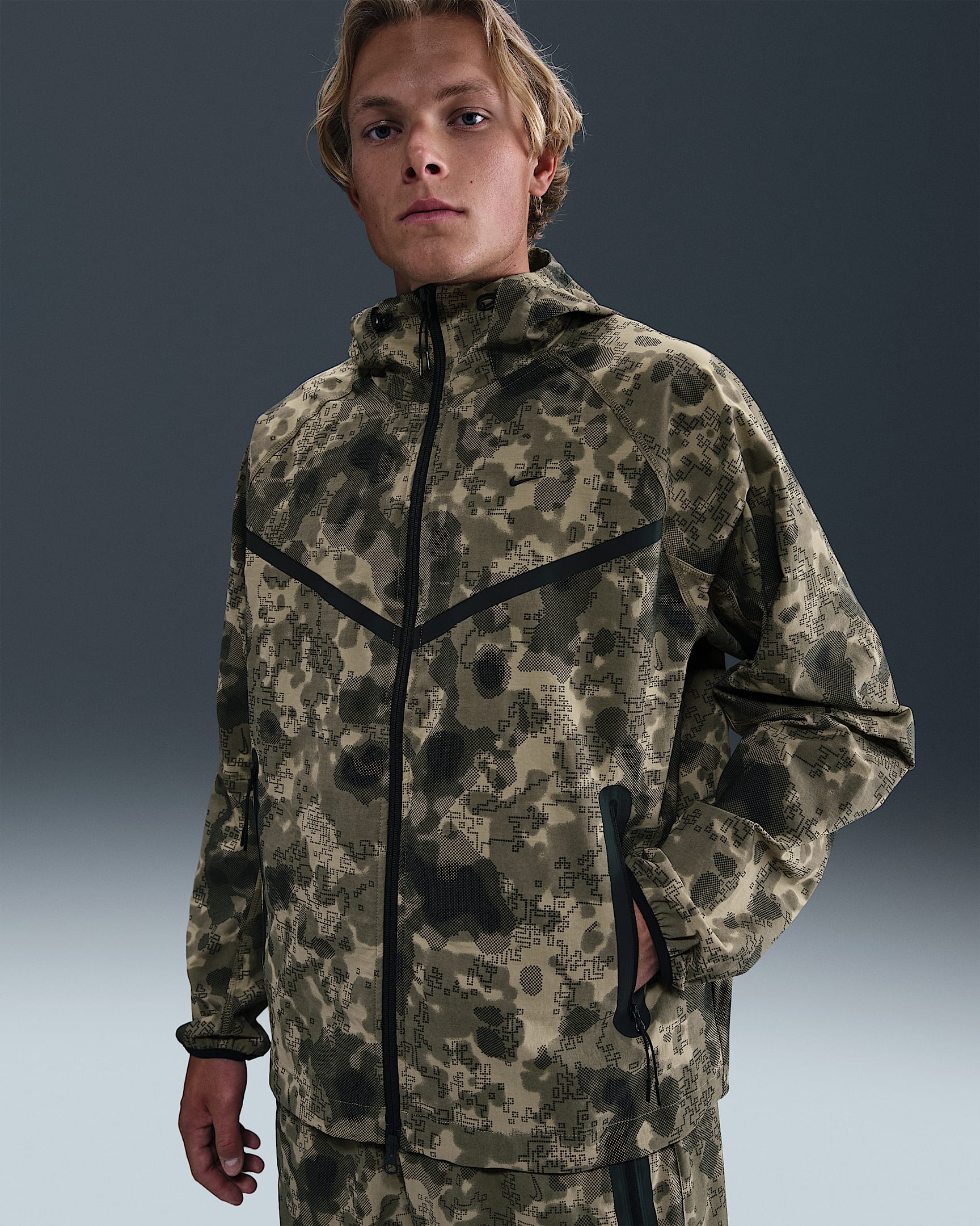 Chamarra Windrunner de tejido Woven Dri-FIT camuflajeada oversized para hombre Nike Tech - Oliva neutro/Negro