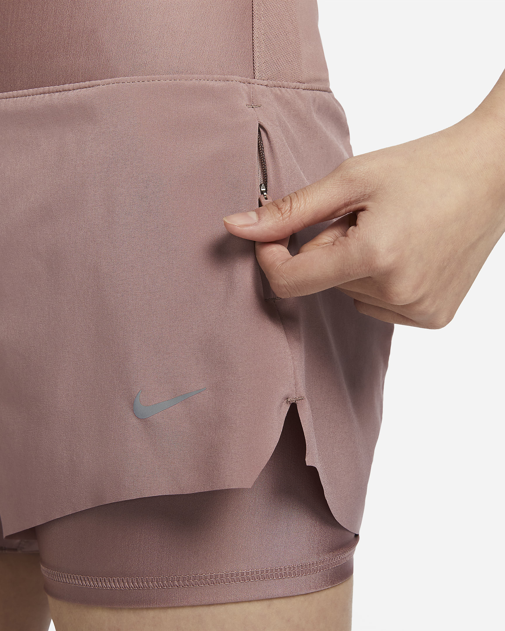 กางเกงวิ่งขาสั้น 3 นิ้วเอวปานกลางผู้หญิงแบบ 2-IN-1 พร้อมกระเป๋า Nike Dri-FIT Swift - Smokey Mauve