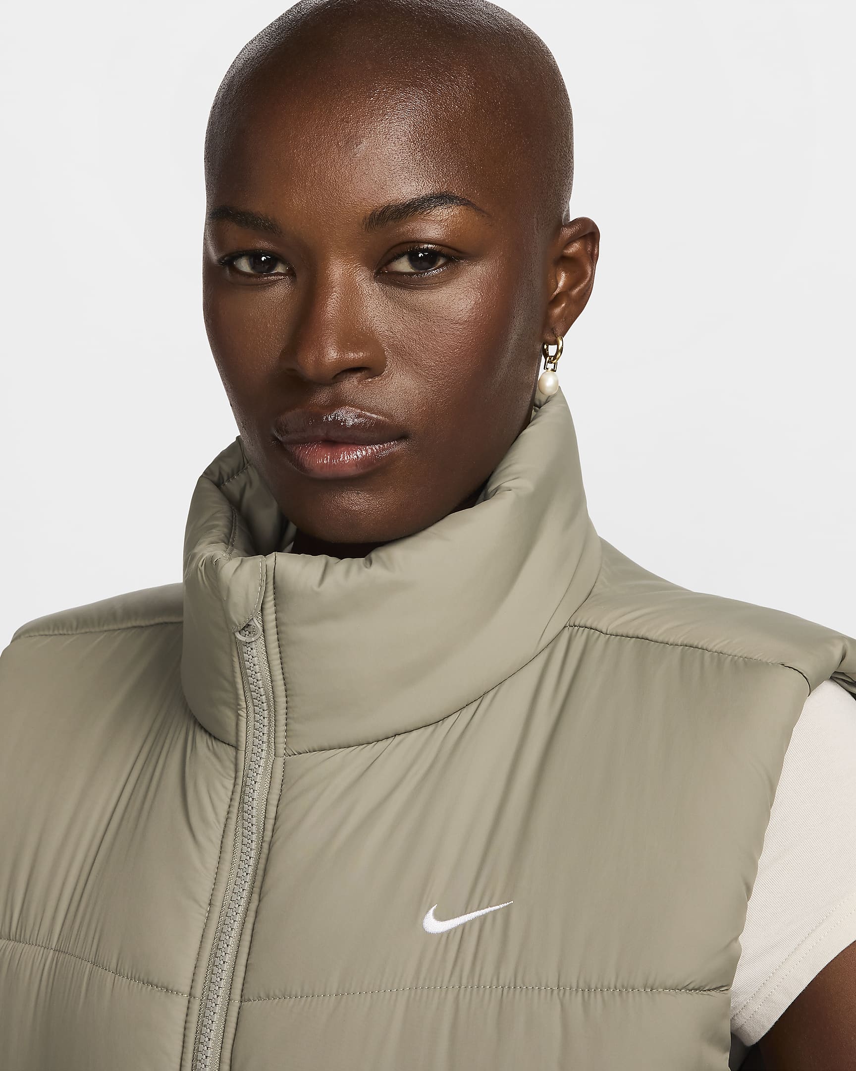 Damski bezrękawnik o luźnym kroju Therma-FIT Nike Sportswear Classic Puffer - Light Army/Biel