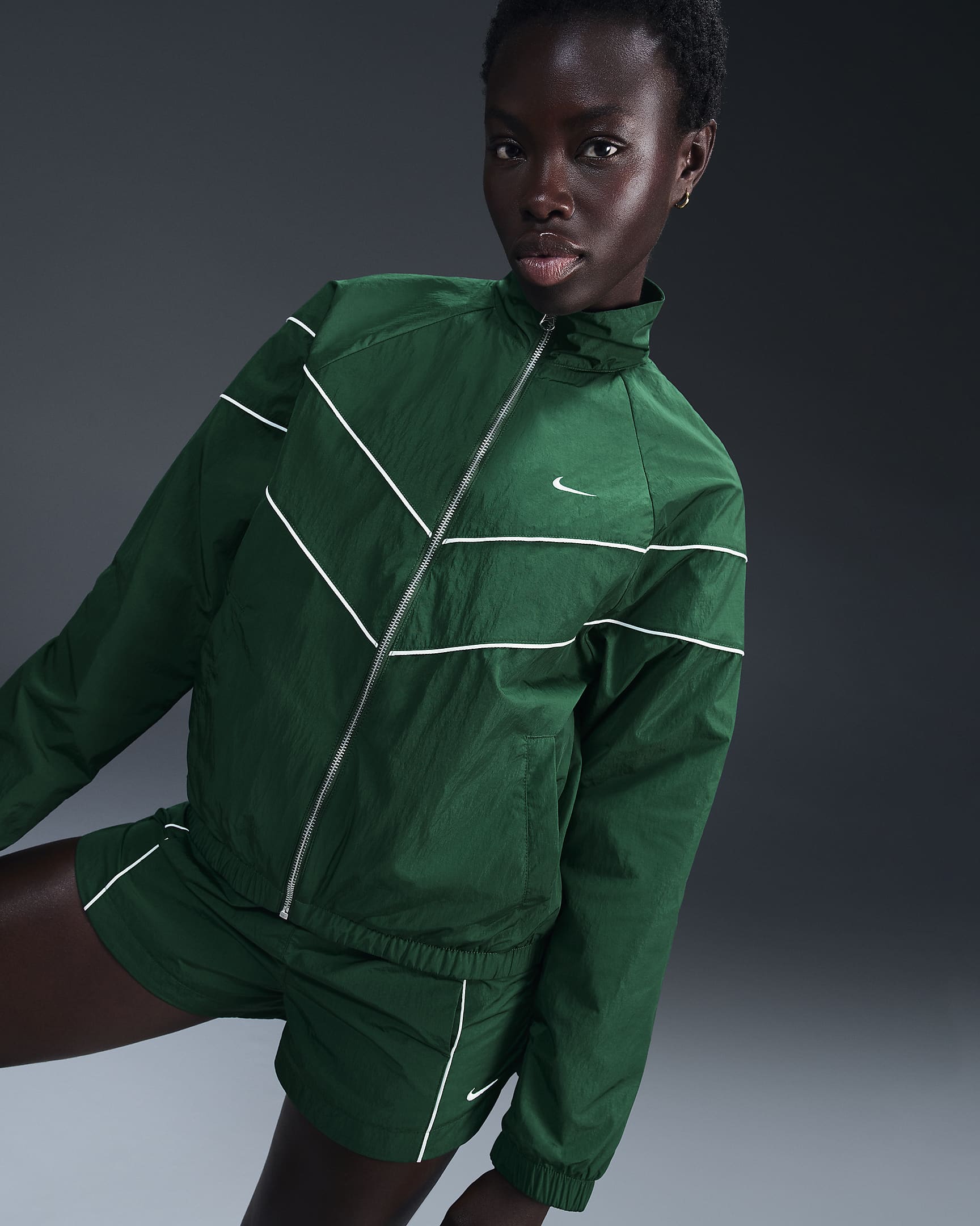 Nike Windrunner ruimvallend geweven damesjack met uv-bescherming en rits over de hele lengte - Gorge Green/Sail