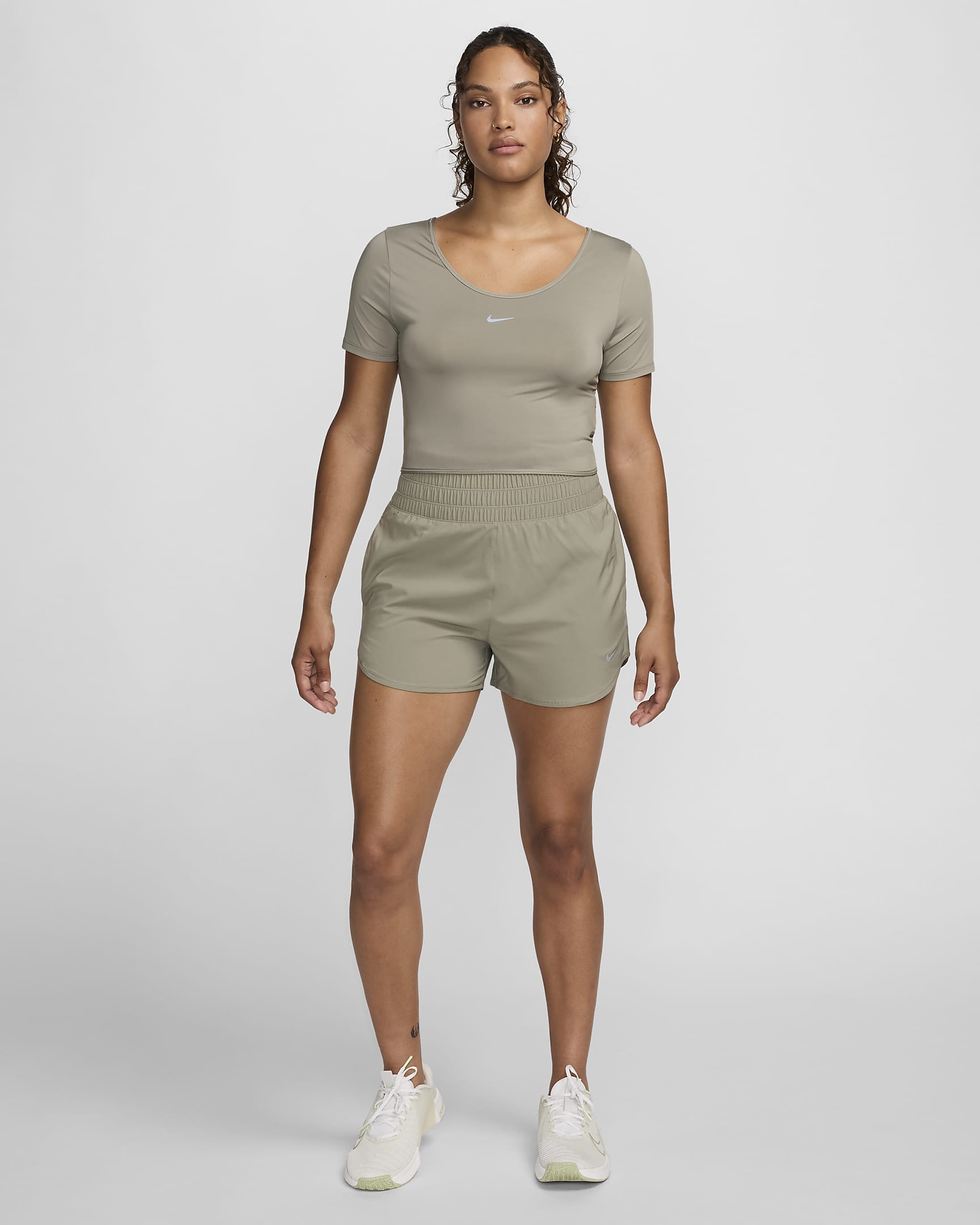 Shorts con forro de ropa interior Dri-FIT de tiro ultraalto de 8 cm para mujer Nike One - Militar claro