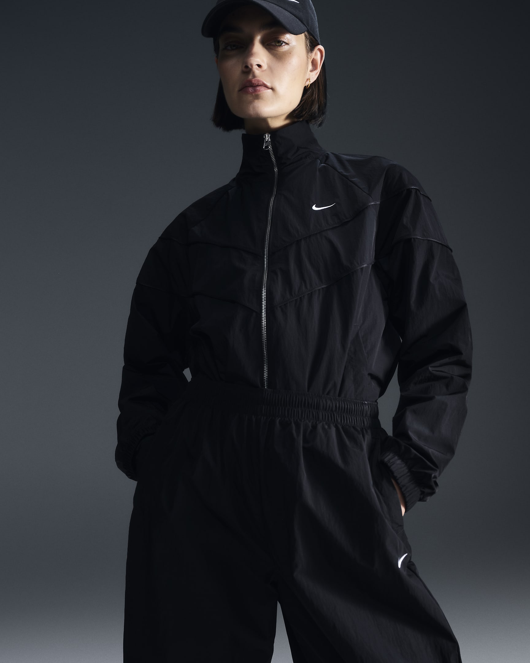 Nike Windrunner ruimvallend geweven damesjack met uv-bescherming en rits over de hele lengte - Zwart/Wit