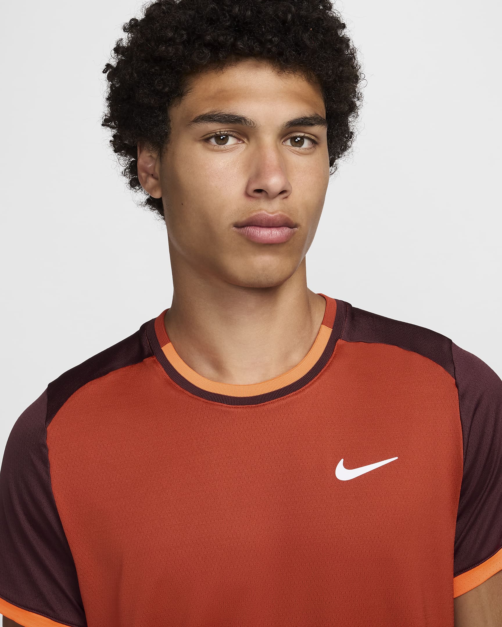 NikeCourt Advantage Dri-FIT tennistop voor heren - Dragon Red/Burgundy Crush/Hyper Crimson/Wit