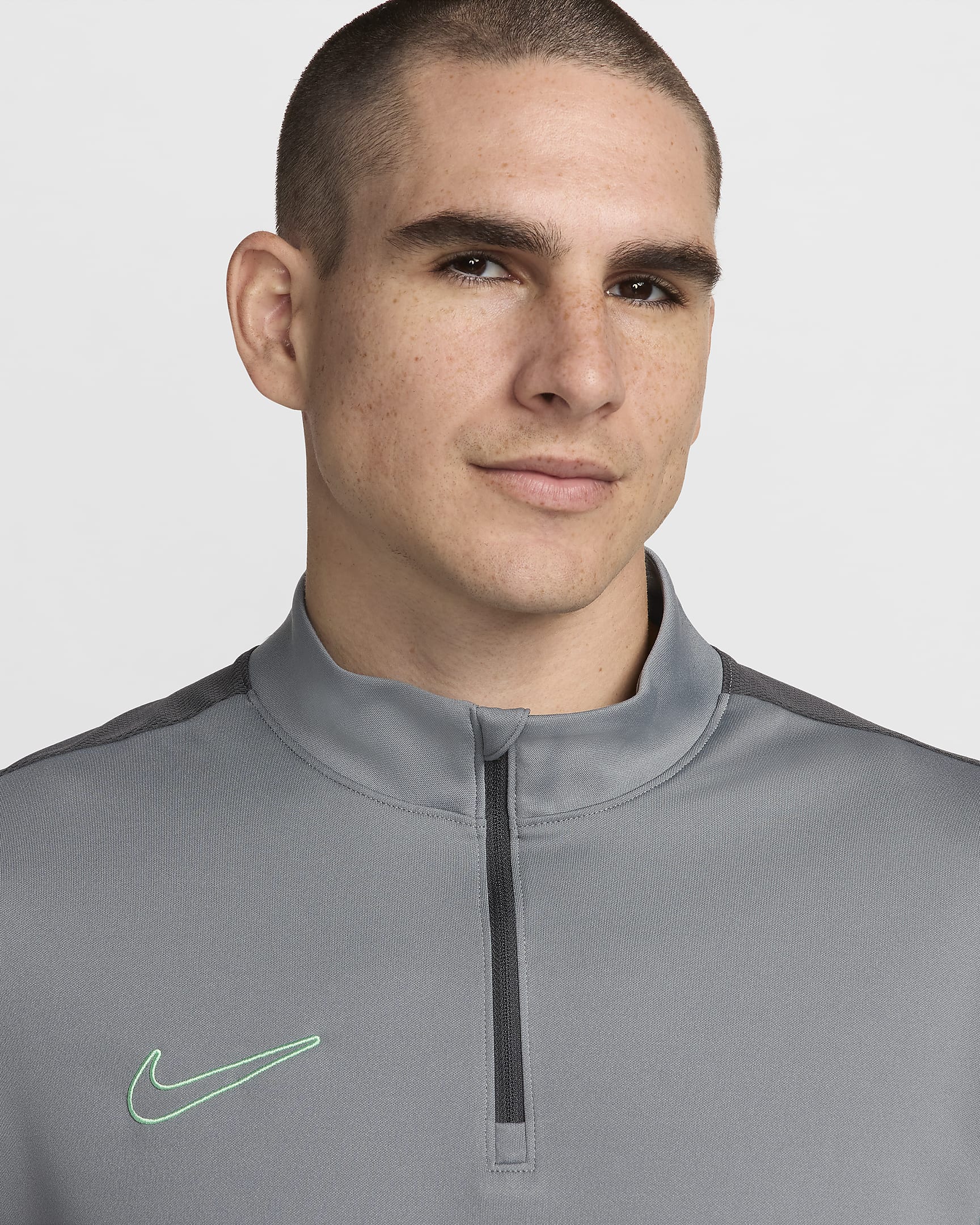 Męska koszulka piłkarska z zamkiem 1/2 Dri-FIT Nike Academy - Smoke Grey/Dark Smoke Grey/Vapor Green