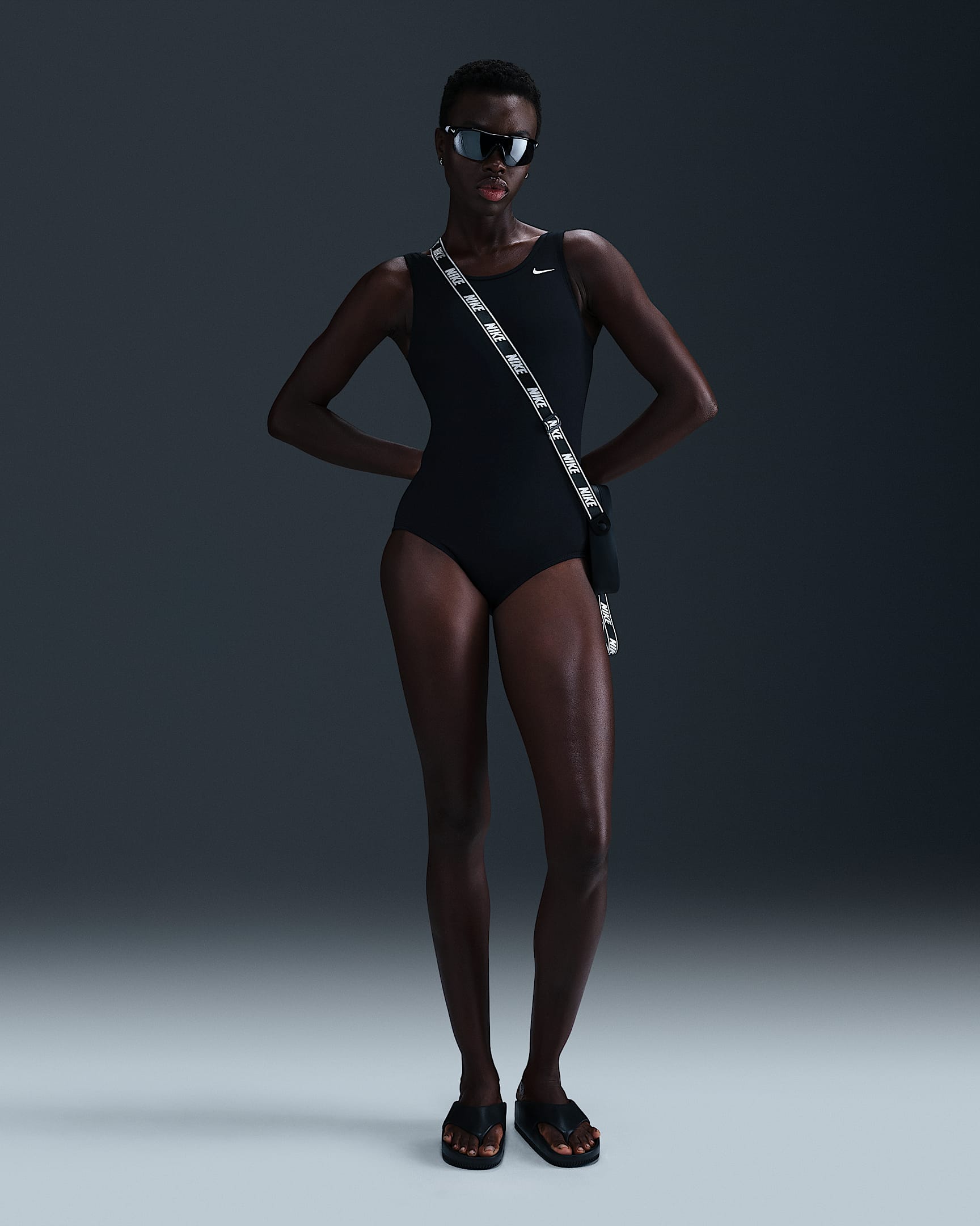 Traje de baño de una sola pieza de altura baja en las piernas y espalda en U Nike Swim HydraStrong para mujer - Negro/Blanco