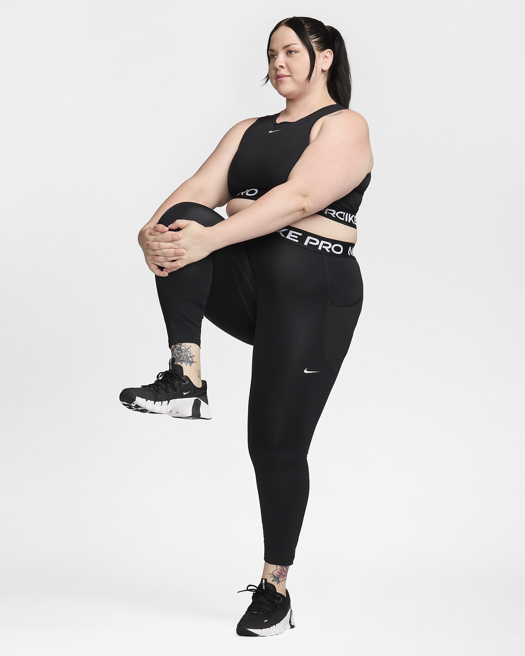 Nike Pro Dri-FIT rövid szabású női trikó (plus size méret) - Fekete/Fehér