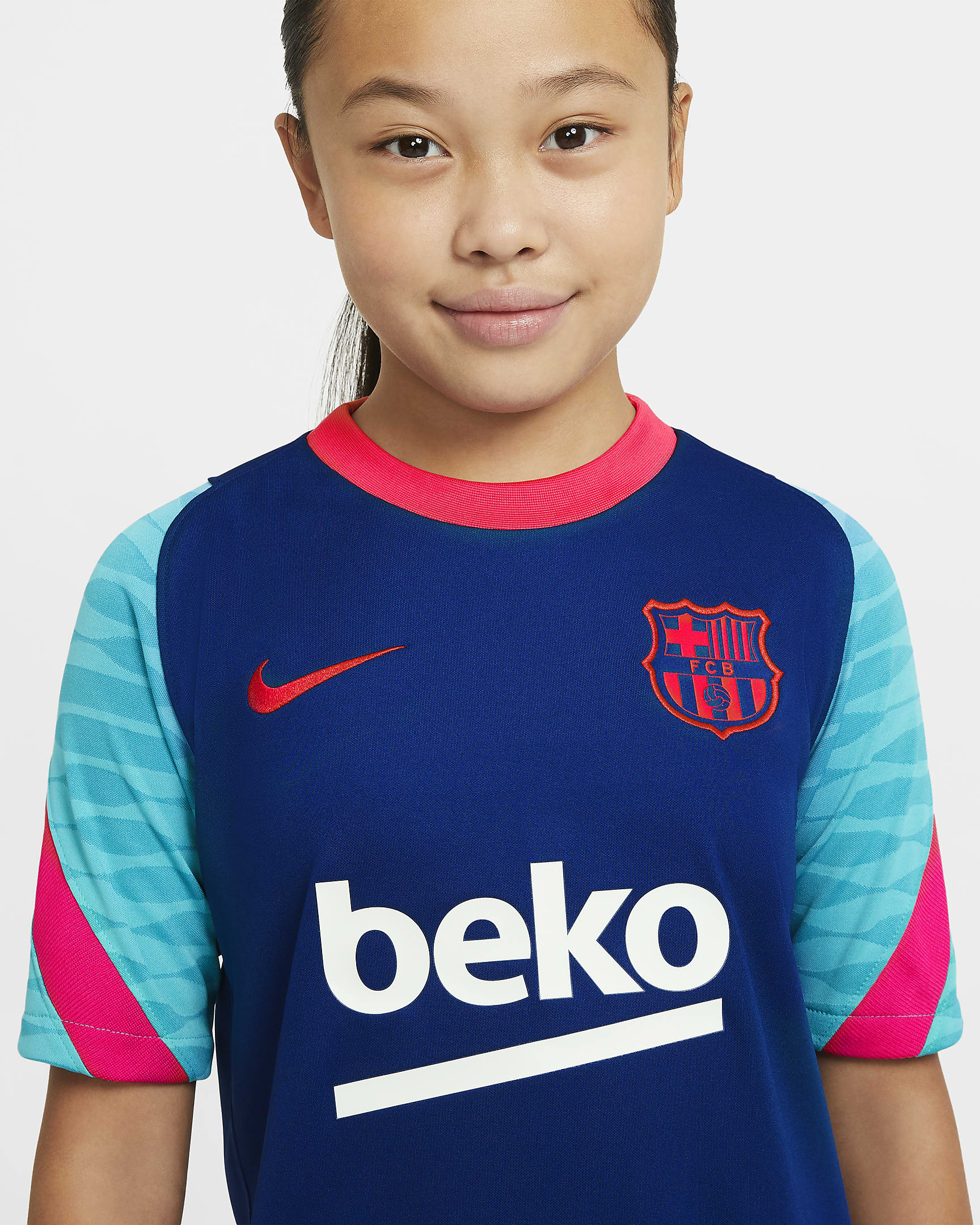 FC Barcelona Strike Older Kids' Short-Sleeve Football Top. Nike PT
