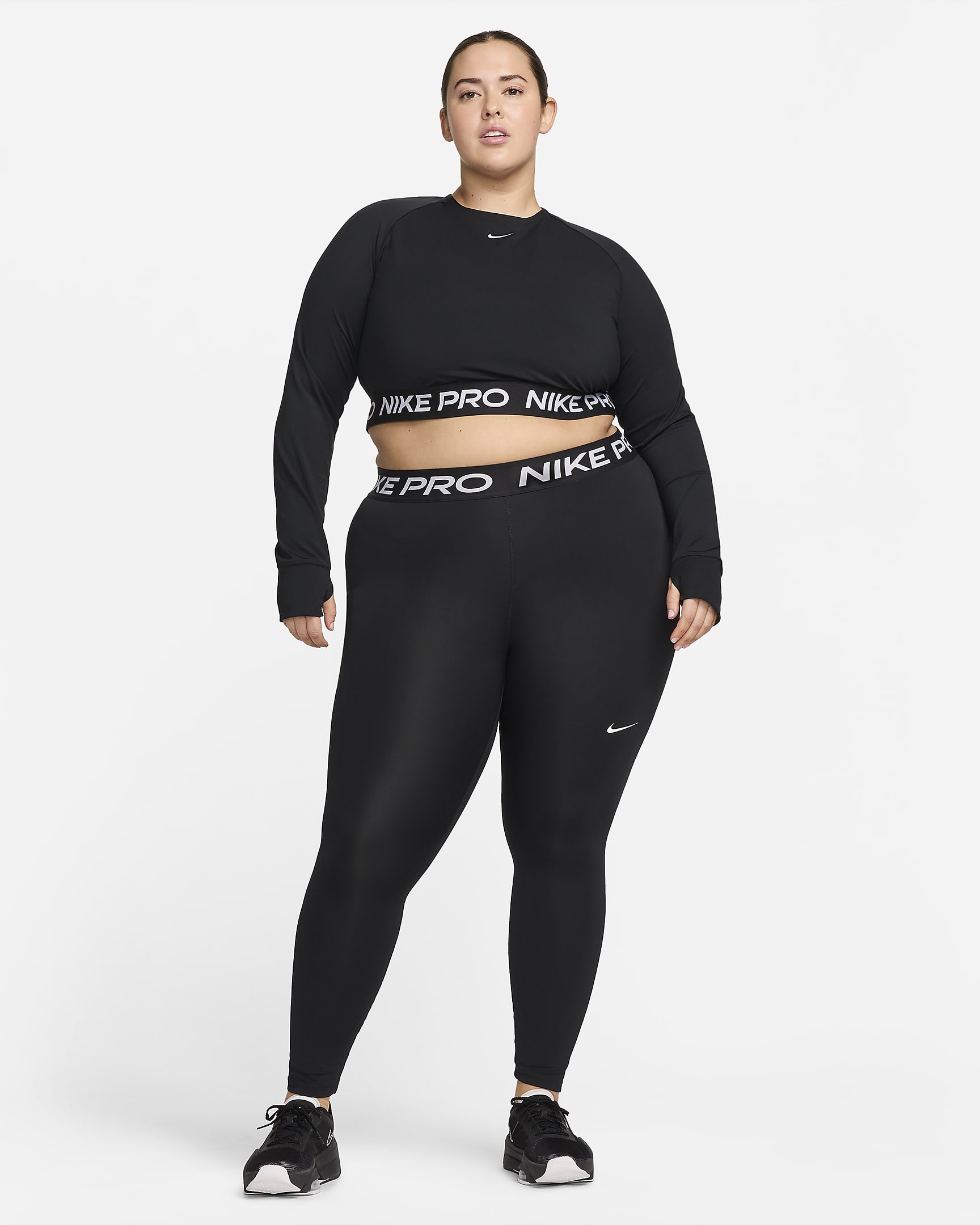 Langærmet Nike Dri-FIT-croptop til kvinder (plus size) - sort/hvid