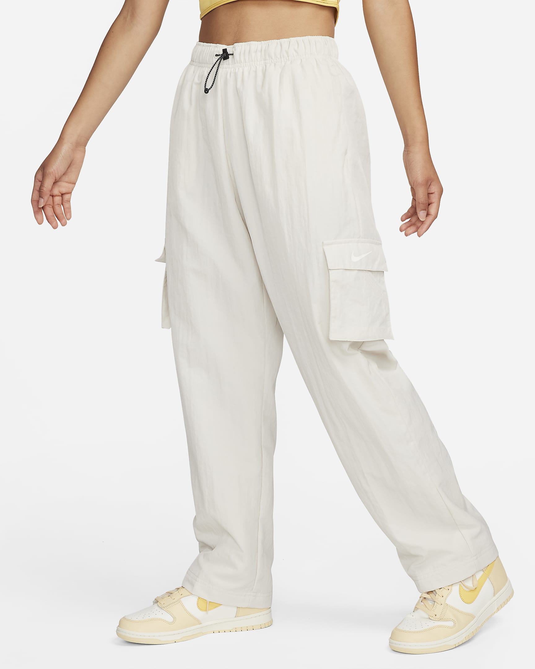 Nike Sportswear Essential Women's High-Rise Woven Cargo Trousers. Nike SG