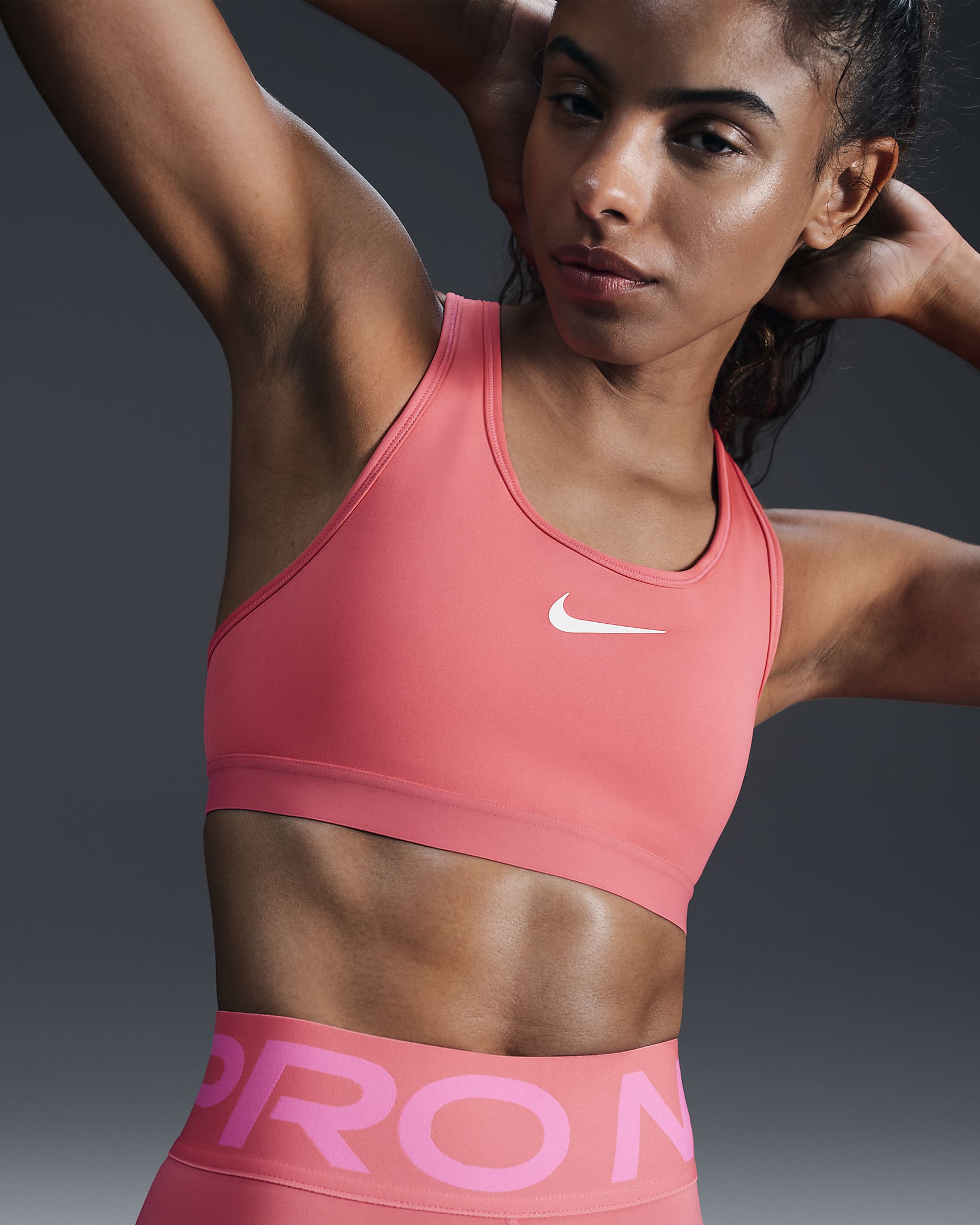 Bra deportivo ajustable sin almohadillas para mujer Nike Swoosh High Support - Rosa margarita/Rosa margarita/Blanco