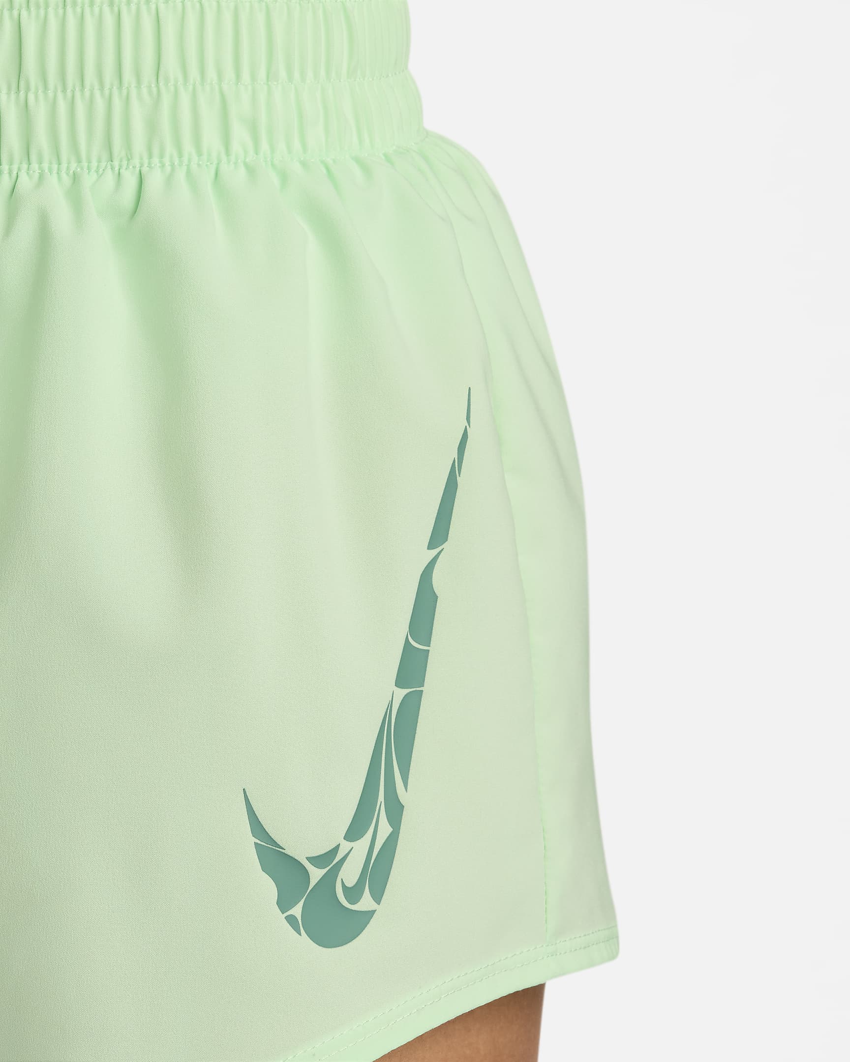 Shorts Dri-FIT de tiro medio de 8 cm con forro de ropa interior para mujer Nike One - Verde vapor/De costa a costa