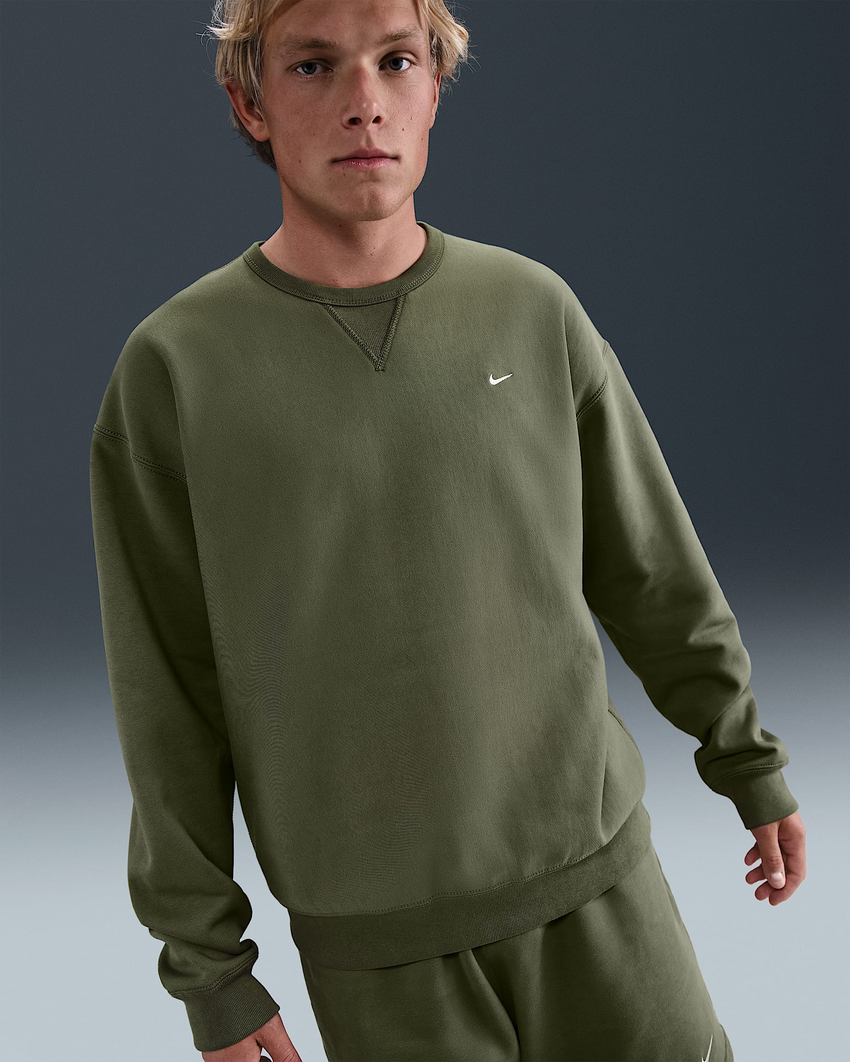 Nike Solo Swoosh Men's Fleece Crew - Medium Olive/White