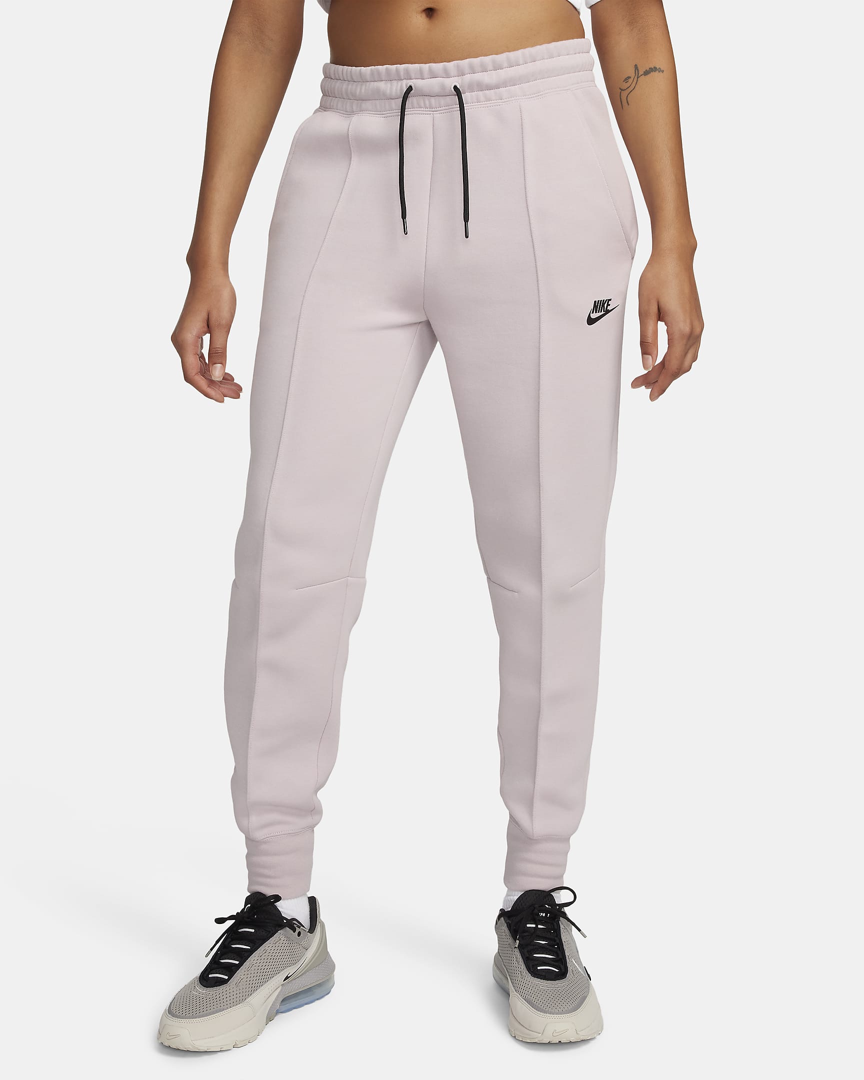 Nike Sportswear Tech Fleece joggebukse med mellomhøyt liv til dame - Platinum Violet/Svart