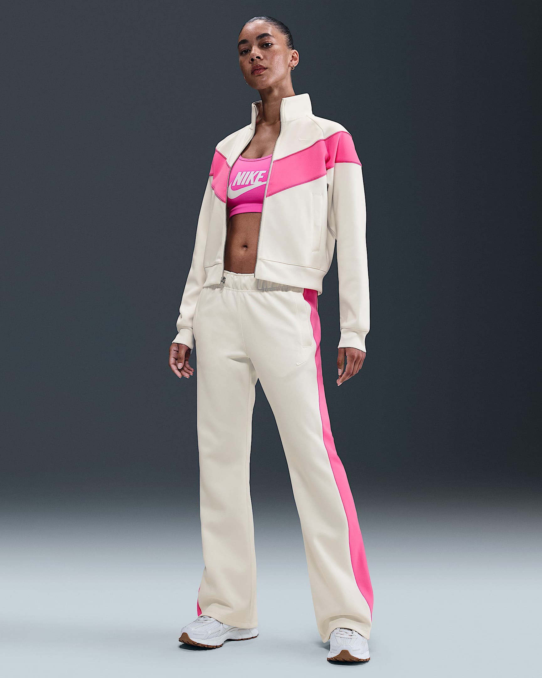 Nike Sportswear Windrunner strikket bukse med smal passform og mellomhøyt liv til dame - Sail/Playful Pink/Sail