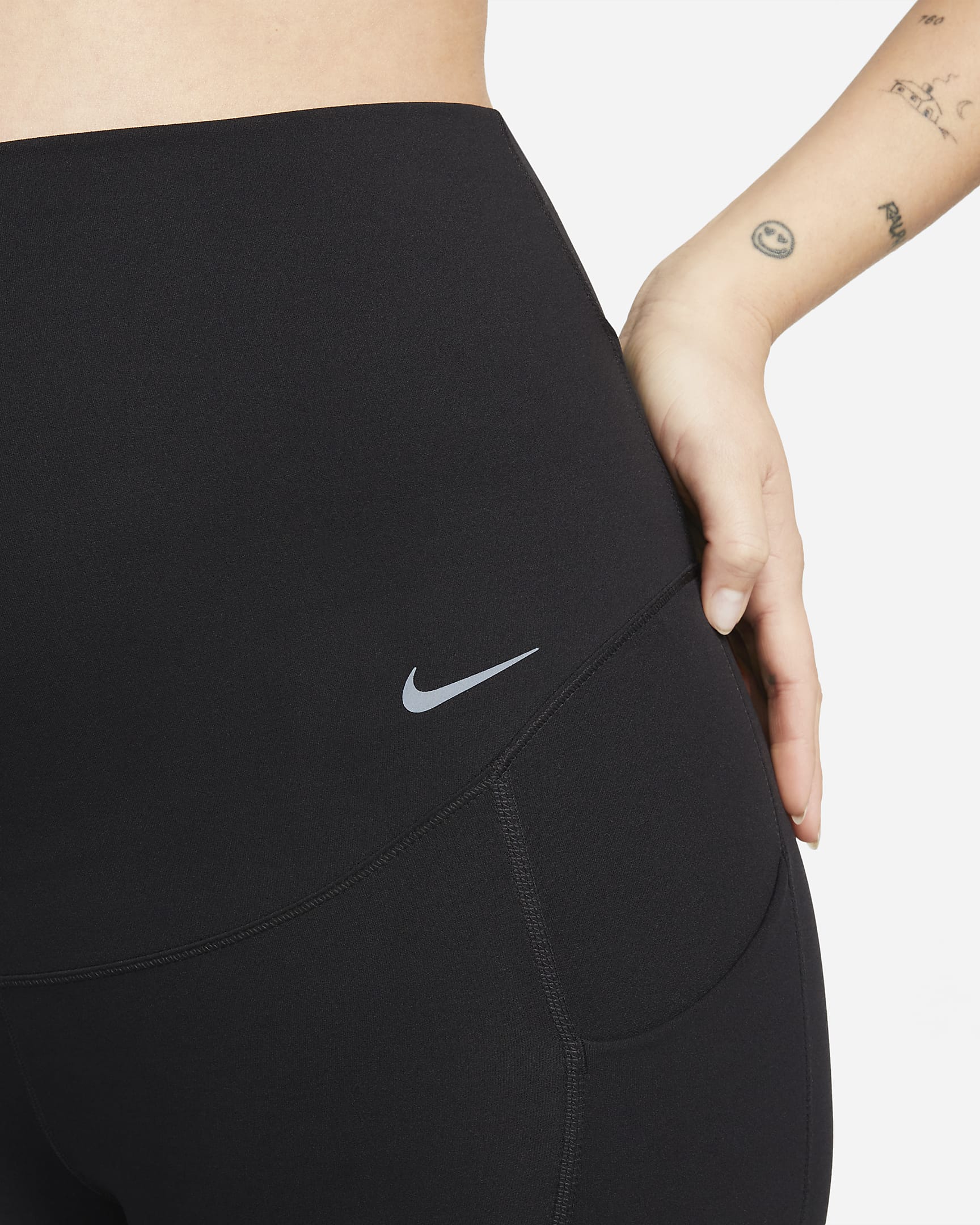 Nike Zenvy (M) 7/8-Leggings mit sanftem Halt, hohem Taillenbund und Taschen für Damen (Umstandskleidung) - Schwarz