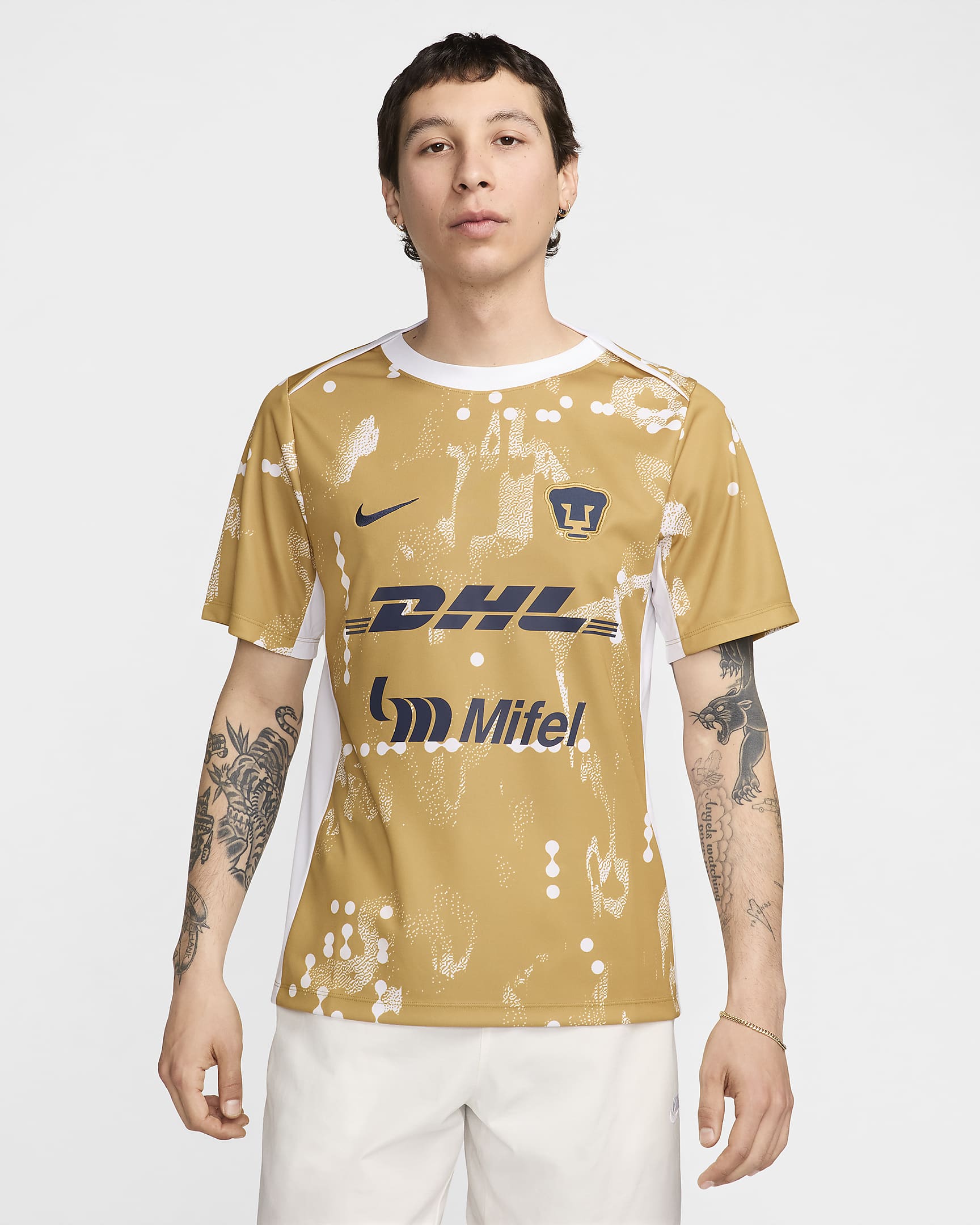 Playera de fútbol de manga corta Nike Dri-FIT para antes del partido para hombre Pumas UNAM Academy Pro - Oro genuino/Oro genuino/Blanco/Obsidiana