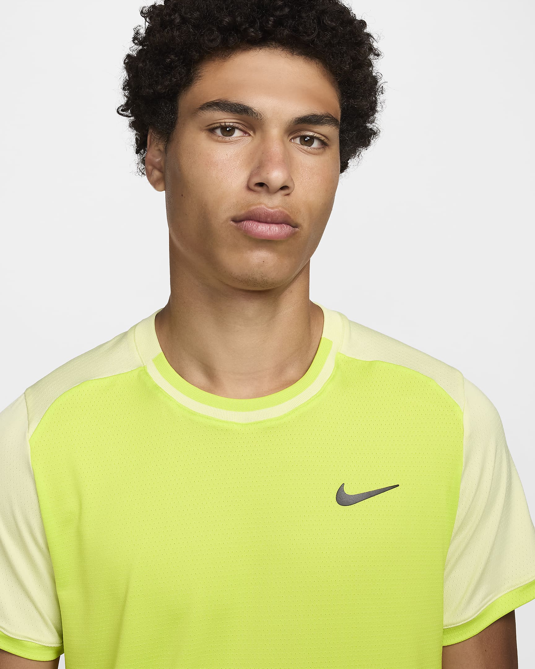 Haut de tennis Dri-FIT NikeCourt Advantage pour homme - Cyber/Life Lime/Hyper Crimson/Noir